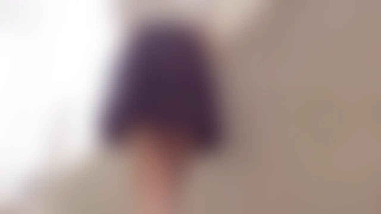 [honoka 妄想#011] 誰かに見られるかもしれない場所で、制服のまま


なんとなく目に留まった女性がいた。
もちろん、話しかけることなんてできない。
名前も知らない。でも、こうして勝手に想像してしまう——
『もしも、あの子があんな姿を見せてくれたら』って。
これは、“ある中年男の妄想”です。


honokaは、就職活動中の24歳。
以前は都内のオフィスビルで受付の仕事をしていた派遣OLだったらしい。
誰にでも丁寧で、笑顔を絶やさない“いい子”だったって、うわさで聞いた。
いまは契約が切れて、職探しの合間にこのレンタルルームを使っているみたいだ。

なんでも「ここに来ると落ち着く」んだとか。


…もしかして今、あのビルで、ひとりで淫らなことをしてるのかもしれない。


今日は制服姿のまま、ふとベランダに出てみたようだ。
風が吹き抜ける。外の音が聞こえる。
ほんの少し開いたスカートの裾に、緊張が走る。
でも、honokaは特に気にする様子もなく、ただ静かにその場に立っていた。

この場所がどんなに無防備か、彼女は気づいていないのかもしれない。
それとも——気づいているのに、わざと？ (2/2)
