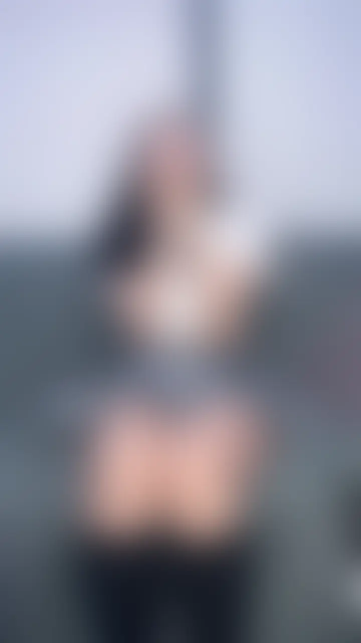 博多駅で歩いてたらあまりに可愛すぎてさすがに声をかけて仲良くなった彼氏持ち19歳美人JDちゃんとNTR生中セックスしてきました！

普段は生中セックスは動画にしていなかったので、生中初解禁となります。

黒髪の清楚系美人さんが刺さり過ぎて、	
途中我慢できなくなって全然挿入するつもりなかったところで
挿入シーンが始まるの我ながらどエロいです。

彼氏さんよりも気持ちいと言っていただいたのですが、
彼女さんが終始文字通りイキ狂っちゃいました！ (2/2)