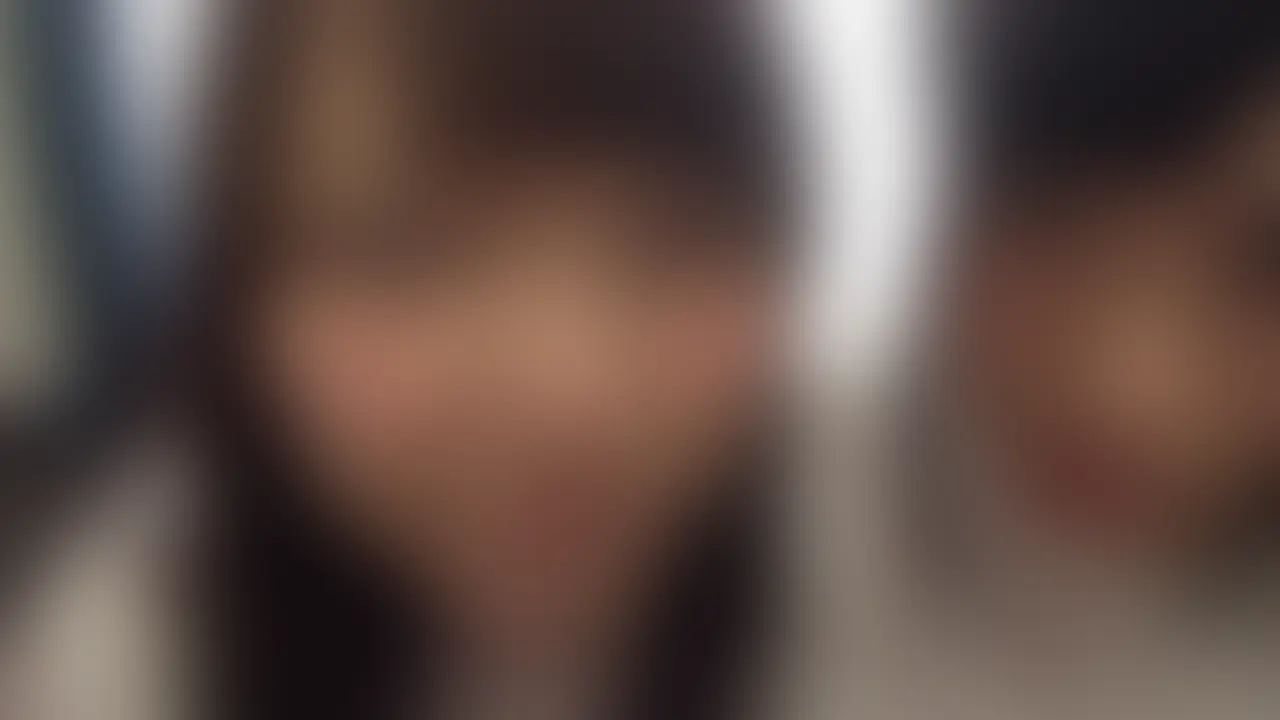 銀座コリドー街でナンパした川崎の病院で働く看護士2人がエロ過ぎだった件。
都内の定番のナンパスポット『銀座コリドー街』でナンパした2人組です。
その日はLゲ（LI〇E交換）だけで別れましたが、後日女の子のほうから会いたいと連絡があったんです。

女の子から先に連絡が来るなんてかなりレアな『セックス確定』の流れです。
ナンパした当日に飲みの席でエロネタを連発していたのが功を奏したのかも知れません。
家から近い訳でもなにのにわざわざ『コリドー街』まで飲みに来る子って、だいたいがナンパ待ちのヤリモク女ばかりですから。

という訳でせっかくなので、2人をいっぺんに部屋に呼んで3Pさせてもらいました。
もちろんお金は払っていません。払ったのはナンパ後の居酒屋代ぐらいです。

看護士ってエロいイメージですが、その想像をさらに超えてエロい子たちです。
見た目はその辺ですれ違っていそうな普通の子なのに、エロイっていうのがたまらないんですよね。
こんな地味な子たちも普段はナンパ男のチ●ポを舐めたり、男の上に股がってアンアン喘いでるって考えただけで興奮します。

この子たちが普段、いつも同じ病院で働いている仲良しっていうのも興奮ポイントですね。
確か、川崎あたりの病院って言ってました。
職場の人や患者さんがカノジョたちのこんな姿を知ったらビックリするでしょうねwww (2/2)