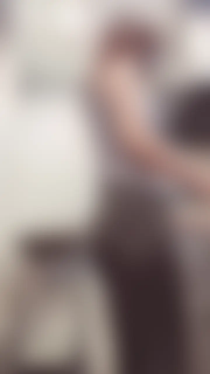 キッチンで洗い物してたら、あそこが熱くなってきてむらむら我慢できなくなったので、調理道具で気持ちよくなった後、おちんちん中に入れてイクイクしましたぁ。。。☺️🩷 (2/2)