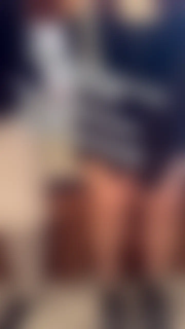 またしても めちゃくちゃエモいNTRを行ってきました!☺️
誰もが羨むような美男美女の大学生カップル♡
実はそんなイケメン彼氏にはNTR願望が!
彼氏のお願いを健気にきいて、美人彼女が初のNTRへ挑戦!
彼氏の前で初めての他人棒デビュー♡
そしてテンション上がった僕ら男2人は止まらない。。。
なんとノリで彼女さんに人生初の生挿入!
そして中出しw
人生初生挿入&中出し が彼氏ではなく僕なのがめちゃくちゃうけますw
そして我慢できない彼氏さんも締めのSEXで人生初中出しへ!
結局中出し2連発!
リアル素人のガチNTRのリアルをぜひ見てやってください!
⚠︎ガチ素人のみを撮影しています!特定行為や晒し行為は絶対おやめください!
この動画は女性はアイマスク着用しています。
また、この動画に対してイイネやブックマーク&コメントお願いできたら嬉しいです(T . T) 認知拡大にご協力お願いします(^^) (2/2)