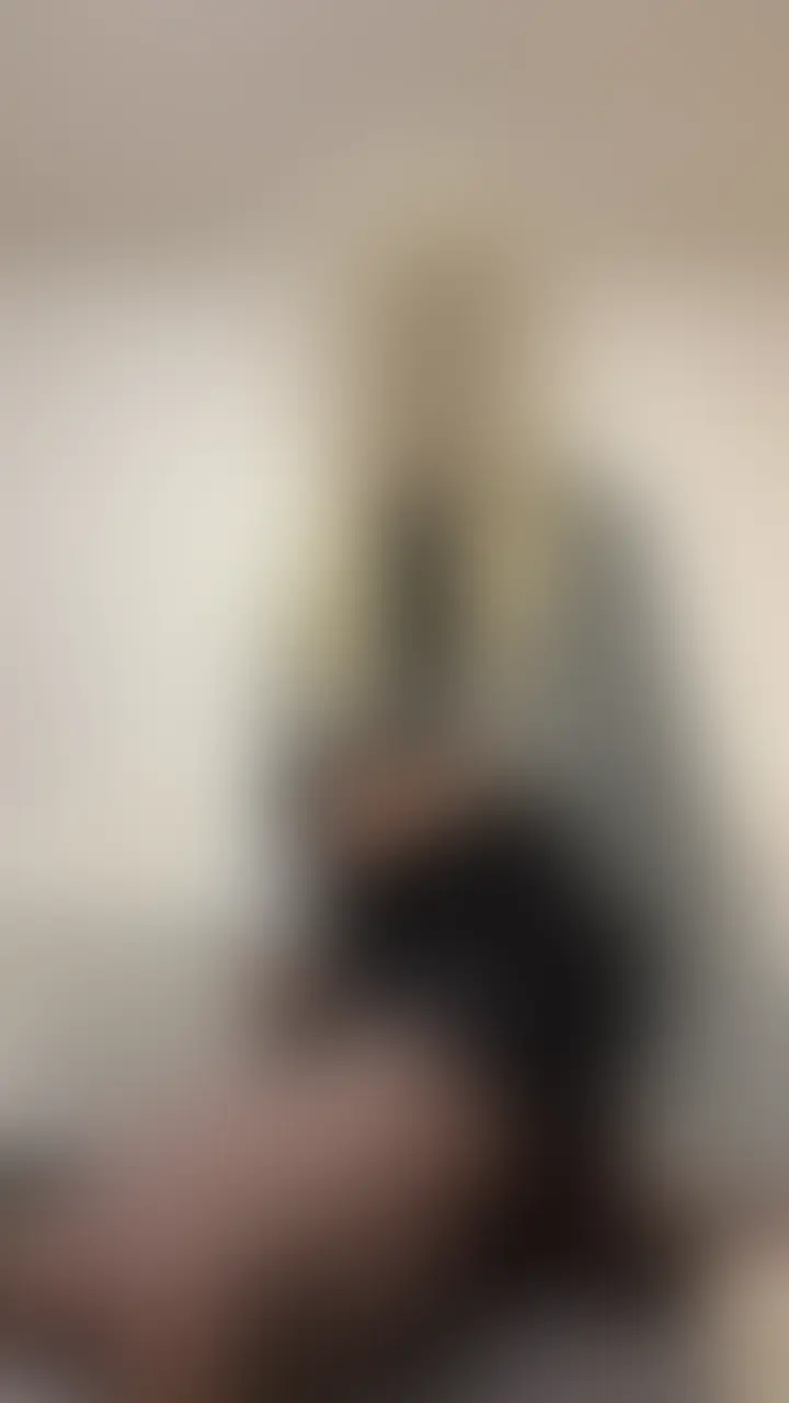 『金髪男の娘がタイトスカートでお尻丸見えオナニー💛🖤』 sample 1