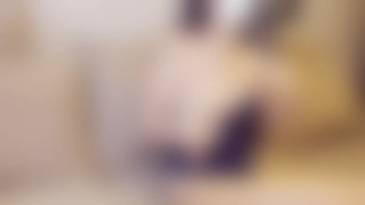 [reira 妄想#038] 夜が終わるまで、動かないまま。


reira／23歳・一人暮らし。

帰ってきて、
玄関の電気だけをつけたまま、
しばらく動けなかった。

着替えるつもりだったのに、
そのままソファに座り込んで、
気づけば背もたれに体を預けていた。

静かだ。
冷蔵庫の低い音と、
遠くの車の走る音だけが聞こえる。

今日は特別なことがあったわけじゃない。
いつも通り、
笑って、
丁寧に話して、
「またお願いします」と言って、
一日が終わっただけ。

それなのに、
部屋に戻ると力が抜けてしまう。

誰かと話す必要もなく、
気を遣う必要もなく、
時間を気にする必要もない。

ただ、何もしないでいる。

時計は進んでいるはずなのに、
この部屋だけが
少しだけ止まっているように感じる。

明日になれば、
また同じ日常に戻る。

だから今だけ、
何も考えずに、
何も始めずに、
このままでいる。 (2/2)