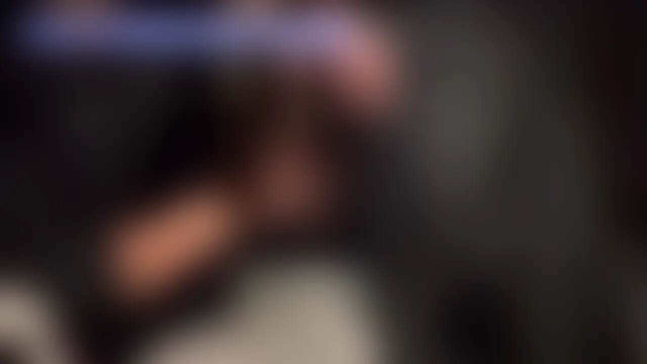 『工事中の歩道橋で露出セックス🫣💓』
 単品動画販売のご案内です！
 
 Twitter用の写真撮影に行くのにドライブ❤️
 ユイは普段ロングスカートだから、写真撮影の時は、車で着替えるの。
 撮影場所をドライブしながら探してる途中で、とりあえず後部座席で着替えようと移動したら、彼も後部座席に来て💓
 いっぱい車走ってたけど、夜の幹線道路って案外バレないからそのままイチャイチャ🫣💓
 あそこがグチョグチョになって、我慢出来ずに、車でしようと思ったら
 歩道橋見たら工事してるように見えて彼が行ってみようって😊
 2人で歩道橋に行ったら、工事中で誰も来ない雰囲気だったから、そのままやっちゃった🫣💓
 歩道橋下は凄い車走ってたよ🚗
 ガン見されたら嫌だけど、いっぱい人がいるところでバレないようにするＳＥＸが興奮するの🫣💓
 
 何でもいいのでコメントくださるととっても嬉しい気持になるのでよろしくお願い致します🥺💕 (2/2)
