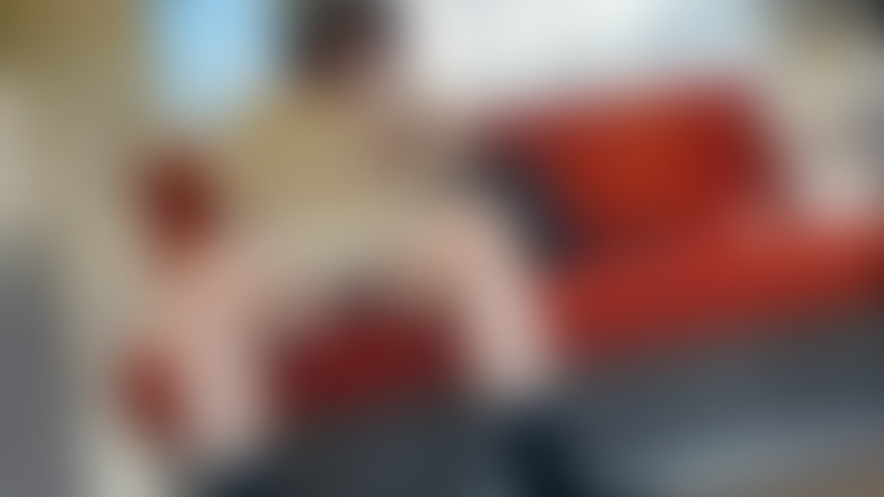 パンチラ22の本編動画。
今回電車の乗り換えをしようと移動している最中にミニスカ女子を発見。
気が強そうだがちょっと頑張りたい欲がありカメラをONしそのまま追跡。
電車に座ると気を許しているのか大胆に足を開いていてもう少しでパンツが見えそうなシーンが沢山あった。
ですが電車の中ガッツリ行けなかったため少ししかパンツを捉えることができず残念で終わってしまった。
ですがリアルを多くの皆様に味わっていただきたいと思い今回単品販売500円にさせていただきます。
是非ご堪能ください。 (2/2)