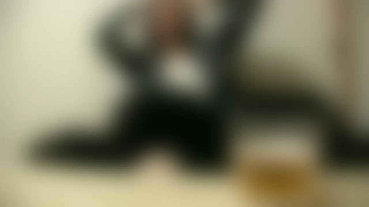 ビッチな友人とハメ撮りしたんで投稿します。
ハプニングバーとかセックスの出会いの場みたいな所によく行くらしくて、今回の家飲みに誘った時も、なんとなく察した様子でニヤッと口元上げたりしてました。期待のさせ方が上手い女だ、と股間が硬くなったのを覚えています。
飲みながら話聞いて、いい雰囲気になったところでカメラを回しました。フェラがすっごい上手くて、上目遣いとバキュームが超エロくて興奮して、我慢できずアソコに挿入しました。
そしたらなんと吐息交じりの声で、中に出してって言うんですよ。我慢できるわけないじゃないですか。頭空っぽのまま腰振って、遠慮なしに精子を注ぎ込んでやりました。
友人は終始気持ちよさそうに喘いでいたけど、どっちがペース握っていたのかはわかりませんね。ビッチ、めちゃ良かったです。 (2/2)