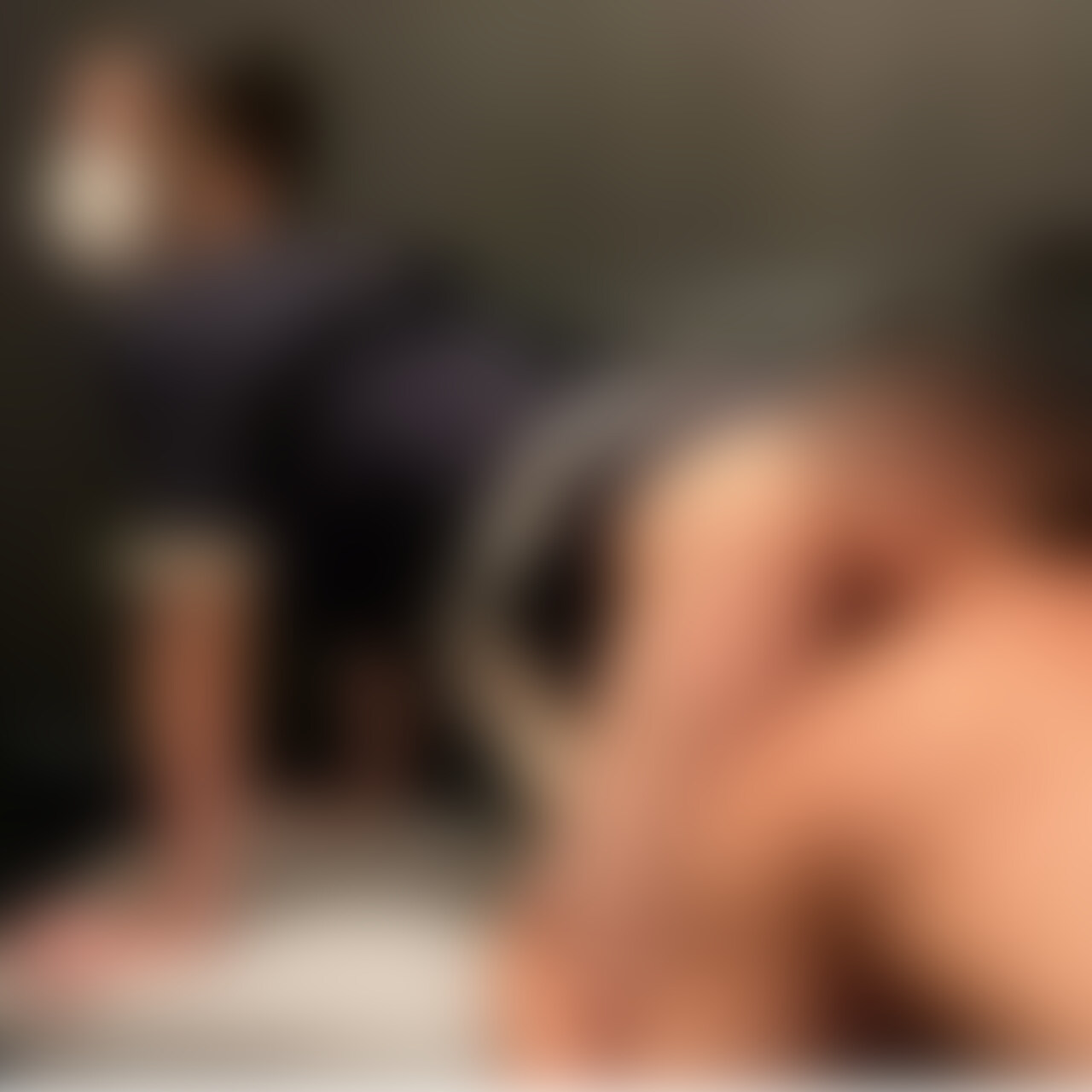 鶯谷激安オナクラカメラ映像 - パンツ嗅ぎオプション 倉木詩織(30歳)2回目
┈┈┈┈┈┈┈┈┈┈┈┈┈┈┈
🙏みなさまにお願い🙏
「いいね」をたくさんもらえると投稿頻度を増やす励みになるのでぜひ♡を押してください!
┈┈┈┈┈┈┈┈┈┈┈┈┈┈┈
風俗嬢と付き合いたい、どうもゆってぃ監督です。
鶯谷にある一発3,000円の激安オナクラ店で 倉木詩織(くらきしおり)さんを再度指名!
▼前回の動画
鶯谷激安オナクラカメラ映像 倉木詩織(30歳)
前回、新人の倉木さんにメロメロにされたので再度倉木さんに会いにいってきました。
そして匂いフェチの僕はパンツ嗅ぎオプションを追加。30歳の女性ってどんなパンツを履いてるのかな、、とワクワクしていました。
恥ずかしそうにスカートを捲ると、そこには生活感あふれる黒のパンツが。レースだったりしないところが「普段から履いてるやつなんだろうな、、」と興奮を掻き立てます。
我慢できず陰部に顔を埋めて深呼吸。30歳の女性の熟れた香りが鼻いっぱいに広がって興奮、不可避です。
さらに四つん這いになってお尻を突き出してもらい、おしりの割れ目に顔を埋めて匂いを直嗅ぎ。前側とはまた違うえっちな匂いが充満してて最高でした。
鼻の周りに残り香が残っている状態で、シコシコしてもらってフィニッシュ。20代の**子もいいですが、30超えた女性の熟した香りもたまりませんでした。 (2/2)