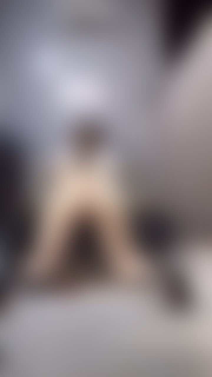 おじさんに呼び出されてえちえち体操服コスプレで公園の男子トイレへ😖ベンチに手錠で繋がれて公衆肉便器として設置されてしまいました。。これから知らないおじさんも呼ばれて好き勝手されちゃうみたいです。。
💋直接連絡先を交換して私を肉便器に育てて頂けるご主人様は『肉便器りあ育成プラン』へ❤️ (2/2)
