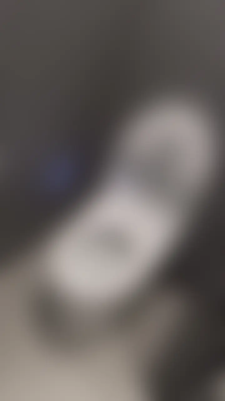 学校にも電マを持っていくかわいくてスタイル抜群の変態美少女です。
公共のトイレにも関わらず電マをクリに押し当てながら悶絶イキするスケベっぷりが最高です。 (2/2)