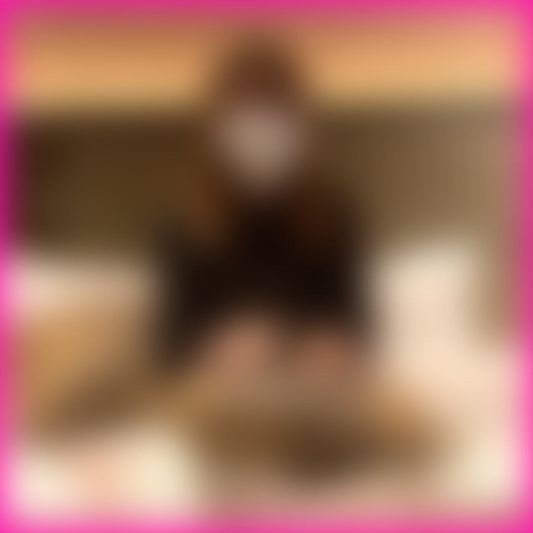 Page33:本編
彼氏持ちのOLを寝取ってきました
地味目な感じのメガネ女子かと思いきや
脱げばFカップ美ボディの男にはたまらん身体。
彼氏以外の男にマンコを舐められて
罪悪感からか初めは感じないように頑張る彼女
こういう女を見ると屈服させたくなるもの
執拗な責めに途中から耐え切れずに激しくイキます。
何度もイカせてからしゃぶらせると
堪忍したのか他人のチンポを丁寧に咥えます
生チンポをぶち込み彼女の穴を堪能して突きまくり
最後は他人の女に上書き中出しきめてやりました。。 (2/2)