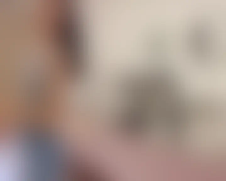 最近桃ちゃんがハマっているのは、男性セラピストが施術するエステに行って全裸で誘惑しちゃうこと。
今日も桃ちゃんが行きたいと言っていた女性用エステの男性セラピストさんのところに行かせました。
紙ショーツをわざと穿かずに全裸で施術を受けて、自分から脚を広げたりお尻を突き出して四つん這いになったりしてセラピストさんを誘惑したら、セラピストさんも徐々に際どいところへ。桃ちゃんが感じちゃって我慢できずに喘いだら、だんだん2人ともエスカレートしていって、、、
露出好きな桃ちゃんがどんどんみだらな格好になって誘惑する様子や、乱れていく様子をお楽しみください。 (2/2)