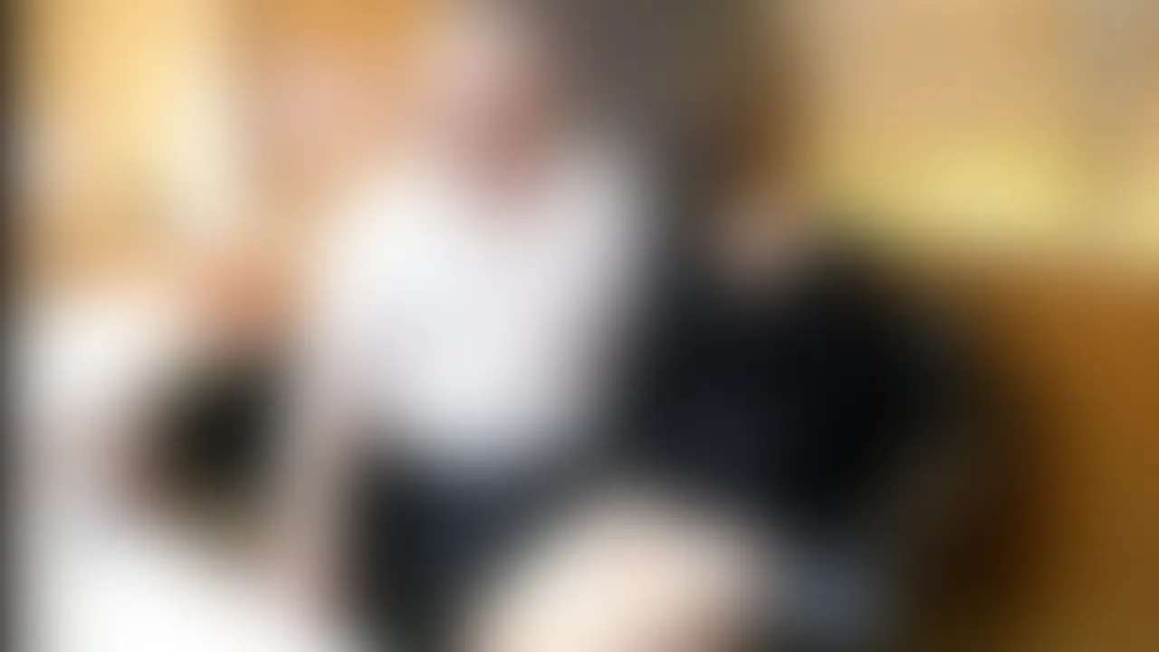 【顔出し絶対ＮＧ】身バレ絶対ＮＧパパ活初心者の可愛い子が、初めての興奮でエッチに積極的になっちゃった！
今回パパ活で出会ったのは、初心者でめっちゃ可愛い20代の子。
彼氏がいないからセックス経験もほとんどなくて、最初はかなり緊張した様子でした。
でもおじテクで優しくリードしていくと、だんだん身体が熱くなってきて…
途中からは自分から積極的にエッチを求めてくるようになりました（笑）
肌も綺麗で触り心地が最高。
顔も可愛くて、恥ずかしそうに喘ぐ声が完全に素人でたまらない。最初は受け身だったのに、性的に興奮してくるとフェラも自分からしてきて、挿入をせかしてきたり激しくピストンして欲しいとか言ったり本当に可愛くて興奮しました。
「こんなに感じちゃうなんて…」って照れながらも、俺のチンポを欲しがる姿がめっちゃ新鮮でヤバかったです。
彼氏がいない分、初めて味わう快感に戸惑いつつも、どんどん大胆になって、
パパ活初心者の可愛い子が、性的に目覚めて積極的になっちゃう瞬間をたっぷり収録した動画です。 (2/2)
