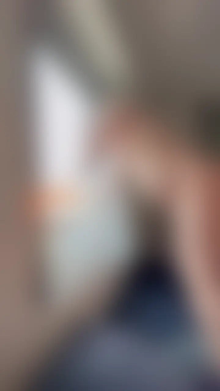 見ていただけたら右側の❤️マーク押していただけると励みになります!よろしくお願いします😊
今回は元A⚪︎B研究生の妊婦さんのお家に旦那さんが居ない隙にお邪魔して、中出し見せつけセックス😍
昼間から外の人にもたくさん見られてすごく興奮していました笑 他のマンションの人が見てるのがよくわかってちんぽもガチガチでした笑
本編には妊婦さん特有の盛りマンを手マンしているところも映ってるのでお楽しみに!
マジでかわいいので必見です! (2/2)