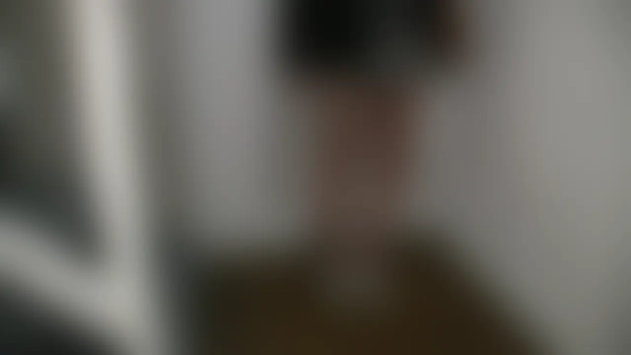 階段パンチラ 駅などの階段でパンチラ必死のミニスカOL!!!

★女の子★
ゆき（25歳）
OL
普通体型
ホワイトパンティ

友達と飲みに行くにあたって、普段は穿かないミニスカで来たというボーイッシュOL。
ミニスカを穿き慣れていないせいか、丈が異常に短いです（笑）。
白いパンティってのが良いですね。

★　　　　★　　　　★

学生時代からパンチラが大好きな都内に住む中年オヤジです。
とにかくパンチラが大好きで、ズリネタはいつもパンチラ動画です。
調子が良いと数年前に見たパンチラを思い出してもヌけます。

そんなパンチラ好きの私ですが、最近になって趣味でパンチラ動画を撮り始めました。
女の子の調達方法はおもにネット掲示板です。
少し謝礼を払って撮影場所まで来てもらってます。

少し時間ができたので、私のコレクションを少しずつ販売していきたいと思います。 (2/2)