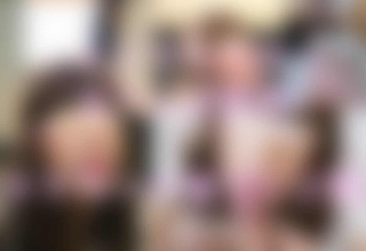 ミクちゃんのオチンポ大好き顔射、お待たせしました。
もう完全にツボを掴まれてしまっています…
「どっからやろっかな❤️」
Mっ○○○なはずなのに、何度かフェラ抜きをしているうちにS○○○的な発言をするように…これは○○○!?
パンツの上からさわさわするのですが、すぐにオチンポを取り出していじいじ….
舌先でチョロチョロ舐めながら大きくなるオチンポを確認すると
口の中へイン! ほっぺの形が変わるくらいオチンポを突っ込んだあとは
「こんなにやってるよ」と言わんばかりのなでなで。エロい○○○に育ちました…。
気持ちいツボを掴まれているので、半皮戻しの舌先チュロチュロ… 顔射の予定がもうそのままイカされてしまいそうです…
危うく発射しそうになって焦るも、隙をみてはしゃぶりイカせてしまおうという姿勢はまさにS○○○…
そんな事もありつつ、、、、
今回も顔射撮影なので、イくわけにはいかず、、仕切り直し。
順手での手コキや逆手での手コキ、右手、左手と添える手や形を変えながらオチンポは離しません、、、
乳首舐めの最中も唾液を手にとって手コキを忘れません。大変よくトレーニングされています(誰に?)
舌先、舌表、舌裏をふんだんに使ってじっくりとやさしくオチンポに刺激を加えるので、もう我慢の限界です…
あとはもうされるがまま。絶頂、快感、天国へ向けてのスパートです。
ふぅ。
今回も濃厚ザーメンをお顔にたっぷりかけました。
射精している最中もザーメンまみれの顔でオチンポを舐めようとする姿はただの変態エロ女子でした。 (2/2)