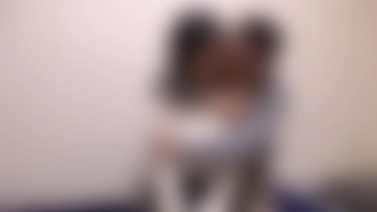 彼女との出会いはナンパでした。
明るい性格で、いつもニコニコしていて本当に可愛い子です。
彼女にするならこういう子が良いなぁって、きっと皆さんも思われると思います。
で、今回、そんな彼女を知り合いのオジサンに抱いてもらいました。
オジサンの足の指まで舐めるあたりに彼女の優しさというか、性格の良さがよく表れてます。
そしてかなりのエロい子です。
個人的にはこういう普通の子が一番ヌケるんですが、皆さんはいかがでしょうか?
カメラで撮っている時、恥ずかしながらずっと勃起してました。。 (2/2)