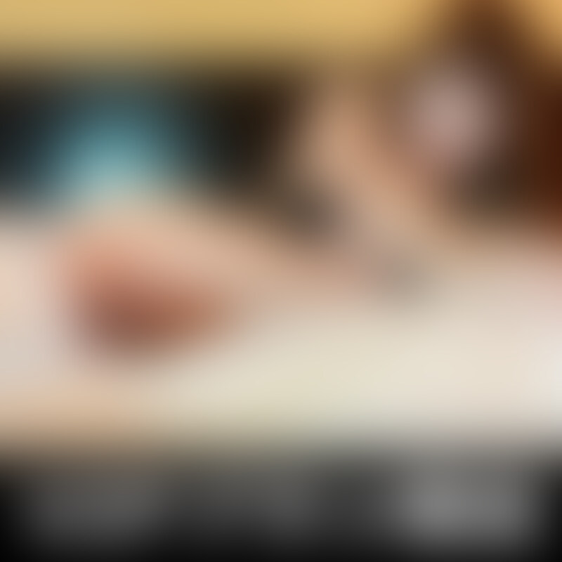※この動画は以下の動画のサブアングルです。
https://myfans.jp/posts/404ae9c7-59a3-429b-a5ff-0141c1ff6a06
今回はパウダーでサワサワと責められる作品。以前TENGAで過激な責めを見せてくれたなつみちゃんによる優しい責め作品です。
パウダーとハケを使って乳首からサワサワとフェザータッチ。
「まだパンツ履いてるのに我慢汁にじんでるよ」と、痴女らしい言葉責めをしながらの責めにM男のわたしはビクビク。
やはり言葉責めが上手な痴女って興奮レベルが違います。ギンギンになったちんこをなかなか触ってくれないのも最高。
パンツを脱がせても触るところは乳首とタマだけ。タマにパウダーをかけてハケでサワサワ。
「ちんちん触ってください」と、恥ずかしいお願いをしても「まだダメ」と一切触ってくれません。
ちんこを触ってくれるのは、15分以上経過してから。
我慢汁だらだらのちんこを裏筋だけ軽く触っていきます。後半手コキしてくれるのですが、「我慢汁汚いから触りたくない」と、裏筋だけを刺激。
ただ、全身をサワサワ責められたことで裏筋だけ手コキで射精してしまいました。。。
優しく責めてくれるなつみちゃんにみんな恋する作品です。。。マジで気持ちよかった。。。
寸止め回数:0回
寸止め時間:約21分
射精回数:1回 (2/2)