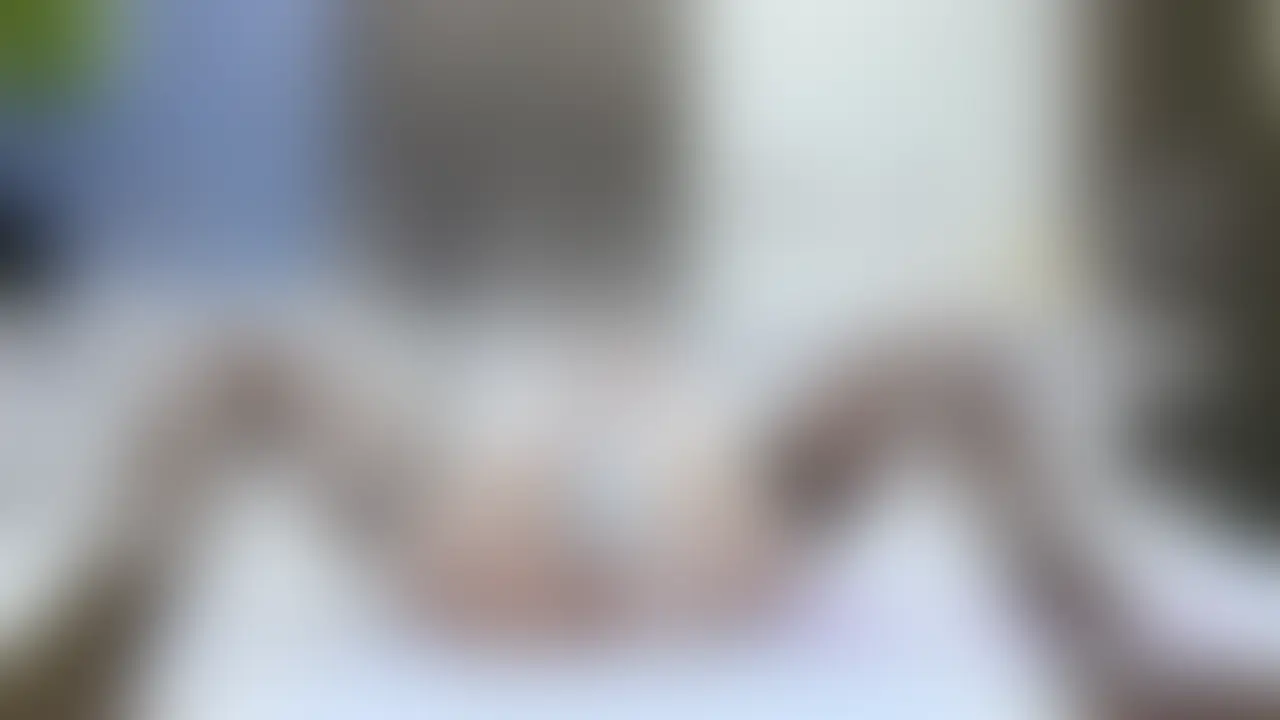 【個人撮影】アナルセックスハメ撮り💖ケツマンコ覚醒でガチイキ💖バイブオナニー歓喜潮吹き💖

【今回の内容】
☆バイブオナニーで興奮潮吹き💗
☆アナルセックスハメ撮り💗
☆ケツマンコ覚醒💗
☆ぱっくりケツ穴奥まで丸見え💗

【感想】
注意⚠️今回はアナルセックスハメ撮りです❕
オマンコは使わずにアナルのみっ❕

chiiちゃんのバイブオナニーからスタート💖
今日オマンコを使うのはこのオナニーだけです❕
バイブでクリトリス攻めっ、といってもchiiちゃんが自分でしているんですけど😊
「ダメダメ～💗」と言いつつバイブを押し当てるのを止めないchiiちゃん❕
叫びながら歓喜の潮吹きオナニー、ビシャビシャと潮をまき散らしながらオナニーが止まらずに腰をガクガクいわせながらバイブをクリトリスに当て続けます❕

次はゆっくりとアナルを拡張します、指を増やしながらアナルを慣らしていきます🎵
すでにユルユルになっている気もしますが😅
指三本でグリグリしてあげるとchiiちゃんが自分から腰をへコへコしてどんどん奥まで指を飲み込んでいきます💖
「中からクリトリスをグリグリされてるみたい～💗」
興奮して叫ぶchiiちゃんがさらにアナルの気持ちよさを求めて腰をへコへコさせているのがたまりませんっ😤💕
さあチンポ挿入❕
オマンコとは違うアナルのフワフワした穴の感覚、最高ですっ❕
ケツマンコはチンポを飲み込むために筋肉が緩み、ぽっかり穴が広がって中がフッカフカになるんです💖柔らかいのに包み込まれてチンポがしごかれる～(*´Д`)ﾊｧﾊｧ💕
すぐにイってしまいそうになります💦
お尻好きの私が大好きな体位は『背面騎乗位』
これですよね、アナルセックスハメ撮りのクライマックスはっ❕ (2/2)