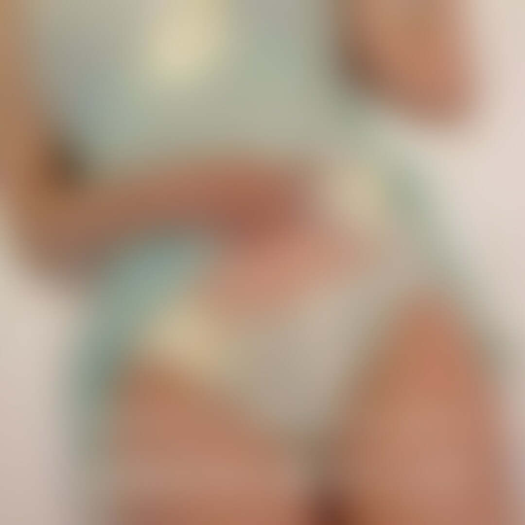 緑系のセクシーランジェリー巨乳女子との着衣プレイです。クンニと手マンで気持ちよくさせられて、おかえしに濃厚フェラで精液をいただいちゃいました。 (2/2)