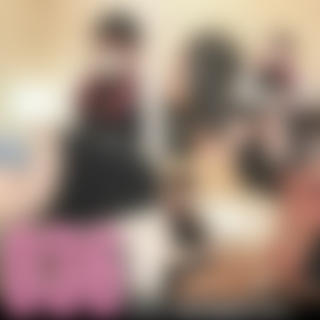 都内美容師21歳 かほちゃん✂
【営業終わりの美容師の裏の顔...】
足のサイズ23cm
今回の美女は都内の美容師勤めの21歳かほちゃん!
この日は、お洒落なピンク髪で来てくれました!
しかも今回は、かほちゃんの方から撮影の応募をいただけました...
そう、かほちゃんの裏の顔は男の人に出勤後の蒸れた足を舐めさせるのが性癖のド痴女なのです。
普段、お客さんの髪を切ってる女性が裏では
"男性に足を舐めさせている"だなんて夢のシチュエーションです。
この日も出勤後の足を舐めさせてもらう約束をしました。もちろん1日中立ちっぱなしのかほちゃんの足はムレムレで納豆臭にかなり近い匂いでした。
こんなに臭い足を舐めさせているのに表情1つ変えないのは、これまでに何人もの男性に足を舐めさせてきたからとのことです。
都内で髪を切っている方は偶然にも会えるかもしれませんね笑
ぜひ、自分の髪を切ってくれている女性が裏ではこんなことをしていると想像しながらお楽しみください! (2/2)