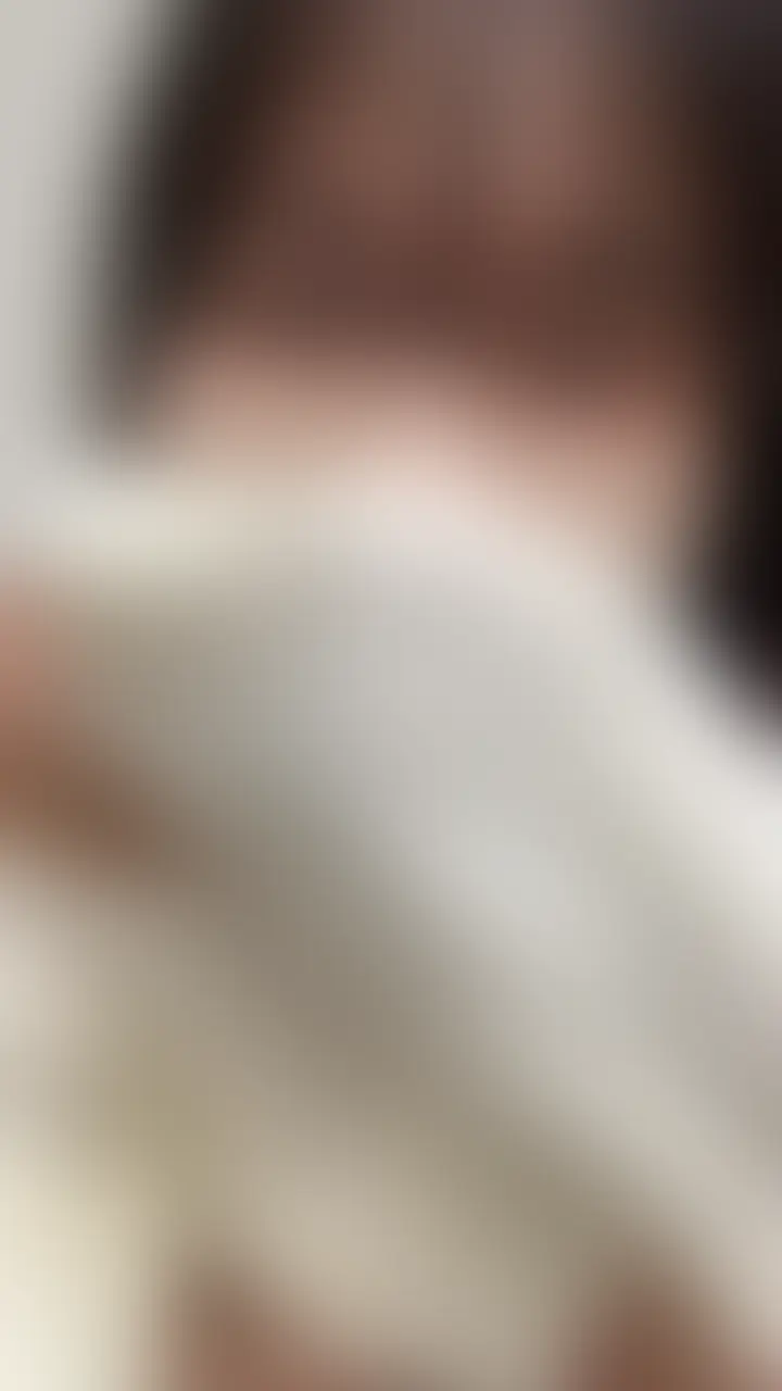 久しぶりにお顔見せちゃいます🙈

今回はお気に入りの電マを使ったよ🧸💕

お口が空いてたのでお洋服咥えながらシちゃいました///

最後スマホの電池が切れちゃってフェードアウトしてます😭💦

許してくれるよね？🥺 (2/2)