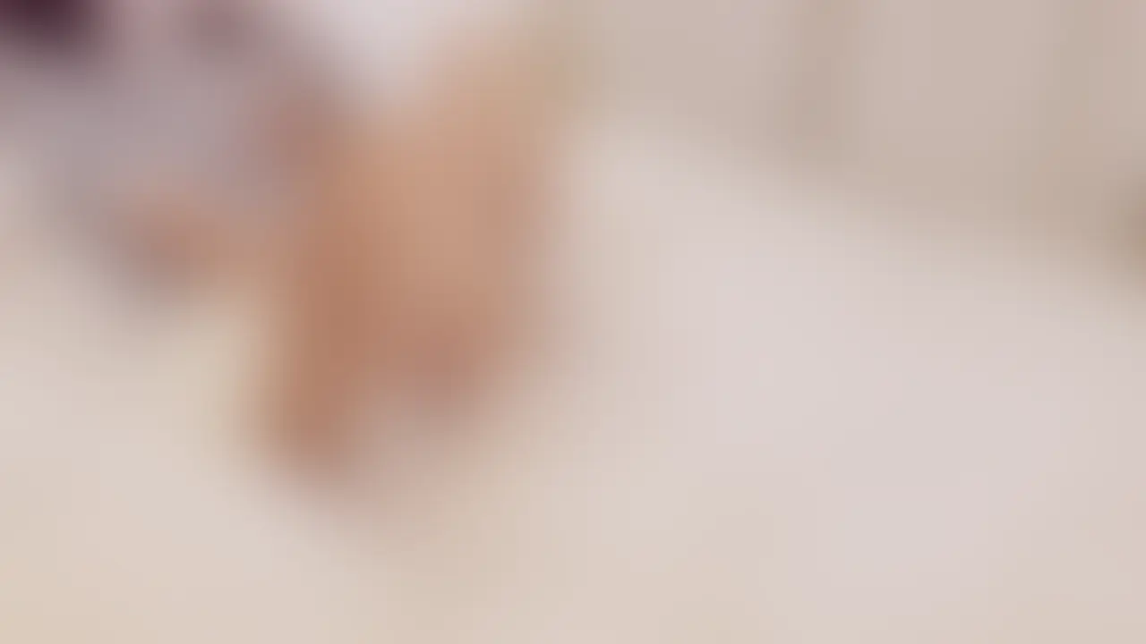 [nana 妄想#002]出張中、服を着たままオナニー

なんとなく目に留まった女性がいた。
もちろん、話しかけることなんてできない。
名前も知らない。でも、こうして勝手に想像してしまう——
『もしも、あの子があんな姿を見せてくれたら』って。
これは、“ある中年男の妄想”です。


nanaは、地方のアパレルメーカーに勤める、25歳のバイヤー。
展示会のために、2泊3日で東京へ出張に来ているらしい。
…もちろん、全部俺の妄想だけど。彼女のネイルが、妙に記憶に残っている。


…もしかして今、あの部屋で、ひとりで淫らなことをしてるのかもしれない。


ベッドの上でそっと手を忍ばせているなんて——。
裾をぎゅっと握りながら、nanaは誰にも見せない表情を浮かべていた。
でも感じる気持ちは抑えきれない。
その静かな熱に、思わず息を呑む。 (2/2)