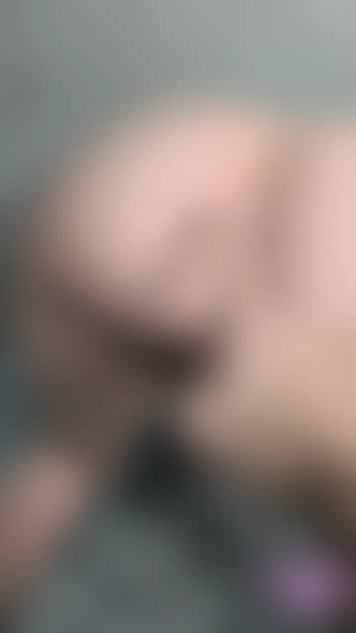 全然布がないえっちなキョンシーのコスプレでいっぱい使われました。
アナルにバイブをいれられていっぱいずぼずぼ…
アナルでたくさんいっちゃったあとはご褒美にいっぱい生ハメしてもらいました😊 (2/2)