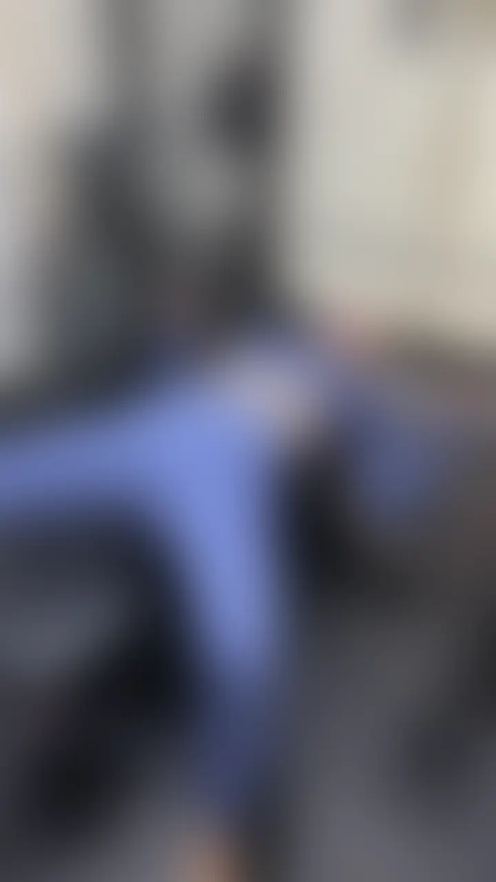 プラチナプランの旦那様、お待たせいたしました。今回は「きょんたんの全てを360度から堪能してほしい」という想いを込めて、3方向マルチアングルで撮影した11分間の超大作をお届けします。
物語は、ウェアを着た状態から始まります。しかし、カメラをじっと見つめながら一切の躊躇なく全てを脱ぎ捨て、一糸纏わぬ全裸へと変貌するシーンは、選ばれし旦那様だけが味わえる至高の背徳感です。メインのベンチプレスでは、175cmの肢体がベンチに深く沈み込み、重いバーベルを押し上げるたびにHカップが重たく左右に揺れ、全身の肉が躍動する様子を3つの異なる角度から徹底解剖しました。
正面からの圧倒的な迫力、真横から見る肉厚なボディライン、そして一番際どい部分まで……。顔出しでの必死な表情や、火照った白い肌に浮かぶ汗、そして静かな部屋に響く熱い吐息まで、11分間ノンストップで私の存在を近くに感じられるはずです。
アソコには薄くモザイクを施していますが、だからこそ際立つ生々しさと、「見えそうで見えない」極限の焦らしを、プラチナの旦那様だけが許された特等席でじっくりと楽しんでください。
175cmの大きな私が、あなたのために全てをさらけ出し、限界まで追い込む姿。この圧倒的な没入感、あなたの目と耳、そして心で隅々まで独占してな?💋 (2/2)