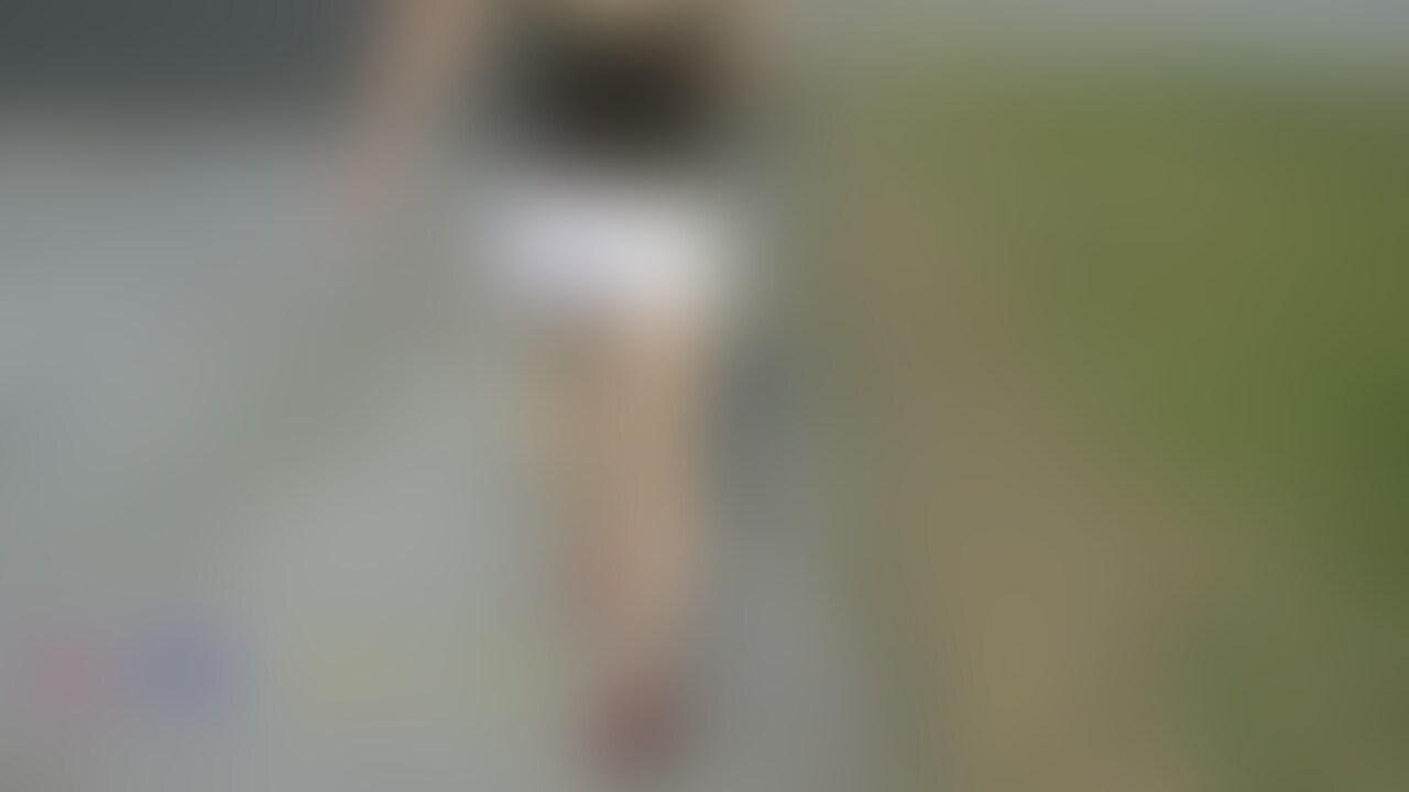 ホットパンツで公園散歩してみた〔フルHD版〕
公園の遊具に登ったりベンチに座って上半身を拭く拭きしてみました。
サイズ：1920×1080　466MB
動画形式：MP4
時間：約5分24秒 (2/2)