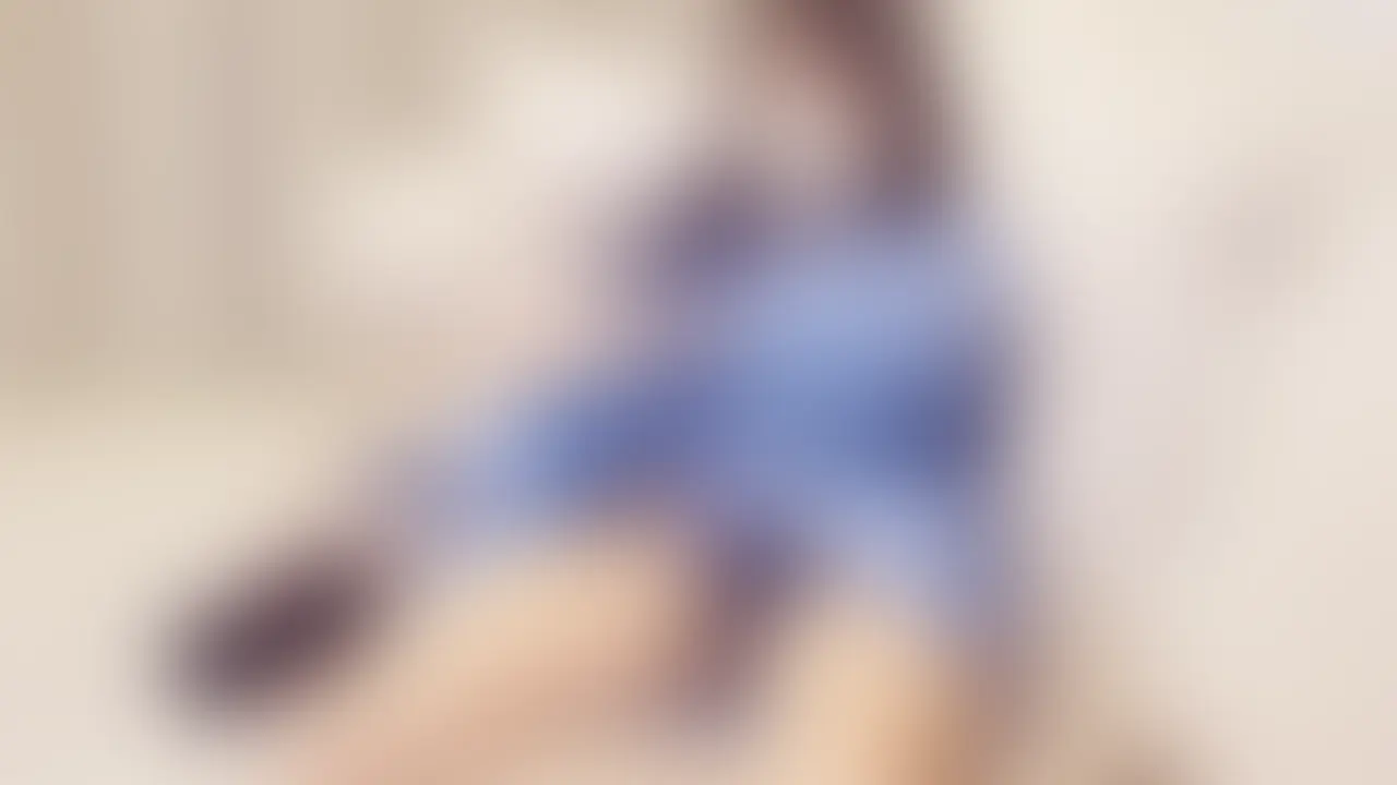 [reira 妄想#060] 見ているのに、何も言えない


ソファに体を預けたまま、
彼女はスマホを見ている。

姿勢も、距離も、
もう何も気にしていない。

最初に見たときのような
戸惑いは、もうない。

かといって、
慣れたとも言い切れない。

ただ、
何も言わないことが
当たり前になってしまった。

視線を向けても、
彼女は気づいているのかどうかも分からない。

それでも、
この空気は壊れない。

戻れないのに、
どこにも進まないまま、
同じ時間だけが流れていた。 (2/2)