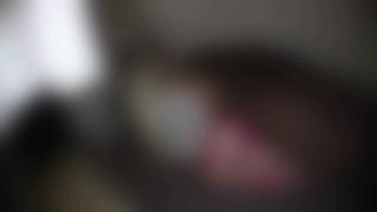 睡眠いたずら！池袋でナンパした女が寝てる時にそぉっとパンティを脱がせてアソコを確認したらめちゃ濡れてたww

終電が終わった1時過ぎくらいに、池袋の公園で暇そうにしてた子です。
「外は寒いからあったかいところ行こうよ」って
我ながらベタな台詞を言って家に搬送しました。

顔はまぁ普通なんですが、ムチっとしたエロい体をしてるんですよね。この子。

特に、ガイジンかよ!?ってツッコミたくなるぐらい大きくて張りのあるお尻。
これがとにかくエロくてエロくて。

公園にいる時からずっと眠そうにしてたんで、シャワーを浴びさせてから布団に寝かせました。
でも遠目でデカい尻を見てたらアソコの具合いを確認したくなっちゃいまして。
で、パンツを脱がせて確認しためちゃ濡れてました（笑）。 (2/2)