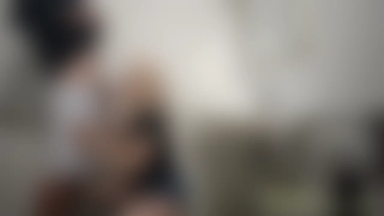 ムラムラが抑えきれず…💦 ついにコンビニのトイレで我慢できずに激しくセックス開始/// 🚻💋 狭い空間に快感が響き渡り、バレちゃいそうなドキドキと背徳感でさらに濡れちゃう…😈💦 (2/2)