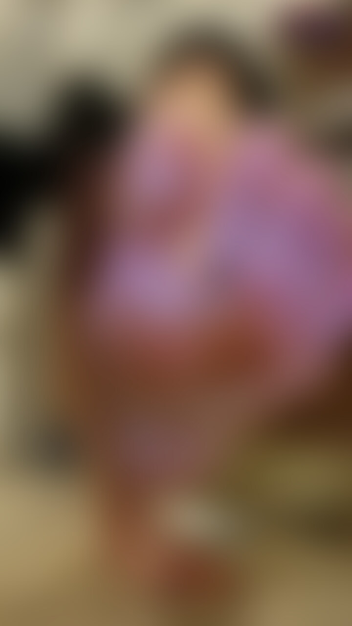 無防備に脚丸出し&甘々モードでギャップ萌え…!?普段はドSで攻めてばっかりですが、バレンタインなのか優しくチョコを作りながら「足にチョコ着いたから舐めて?💕💕」なんて言って優しく責めてますっ😍❤️🍫
「汚れ足」が好きな方は特に刺さるかも!?
足裏から太もも、ふくらはぎまで全部見えて脚🦵が大好きな方にも超オススメ💕💕
最後のおまけシーンで見えそうで見えない後ろからの盗㊙シーンにムズムズしちゃうのでは……?🥺💕💕 (2/2)