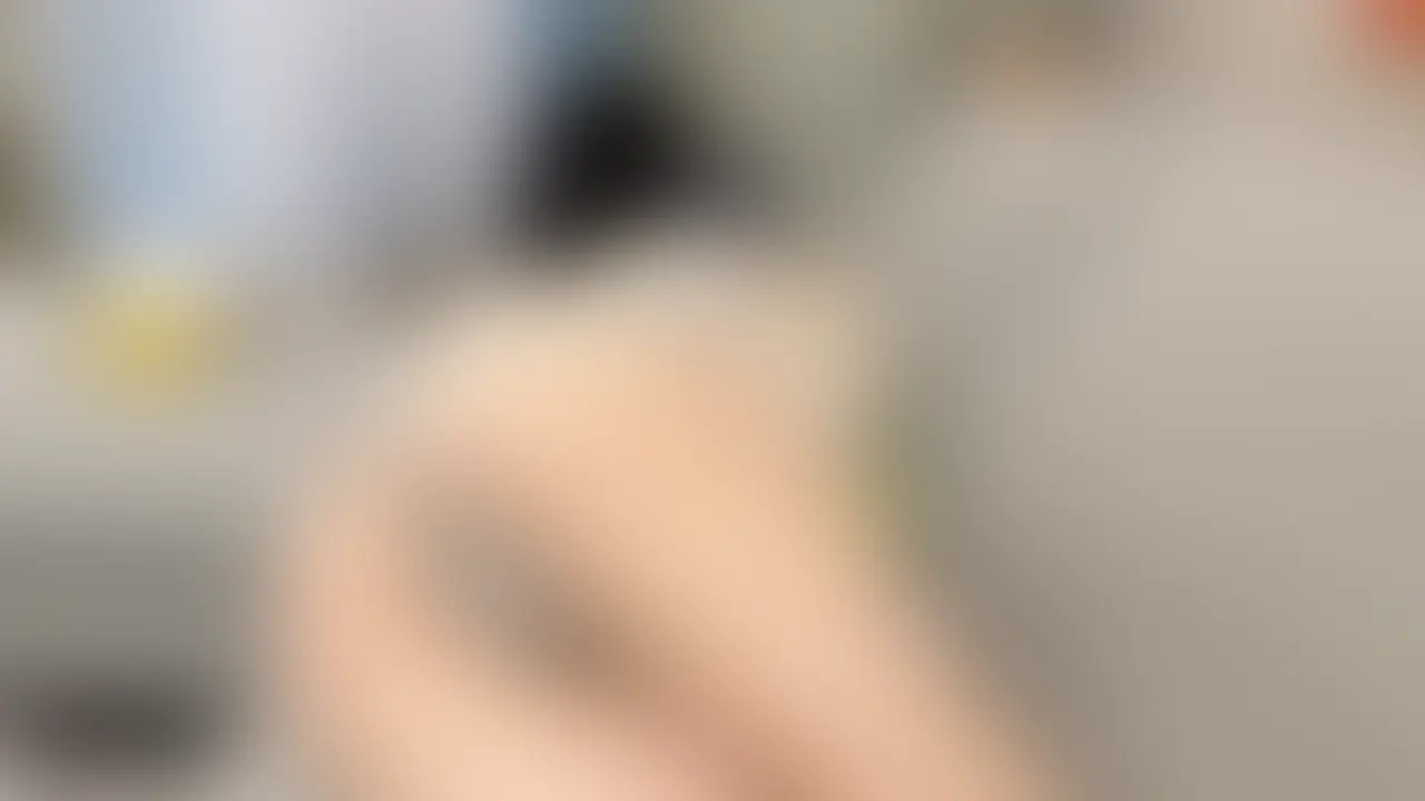 くつろいでるだけ、って言い訳できる距離。
でも、この角度はさすがに無防備すぎるかも。

気を抜いた姿勢と、
そこに集まってしまう視線の居場所。

狙ってないのに、
なぜか一番見られたくない瞬間だけ残ってる感じ。

静かだけど、ちゃんと効いてきます。
ゆっくり見たい人向け。


5分21秒の授業です✏︎ (2/2)