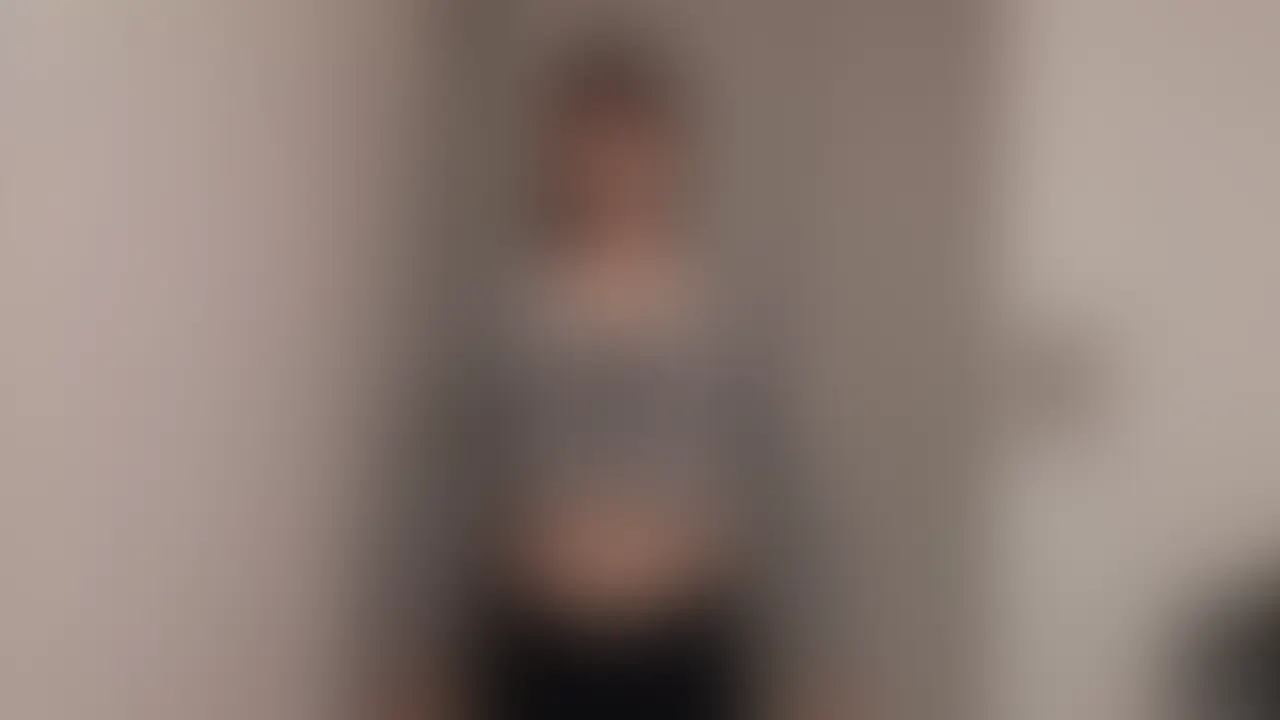 元チア部のマドンナ同級生に、2回目のマッサージしてあげました。
目の前にピンクのパンティがはみ出て、触らずにはいられませんでした。
「パンツ見えてる」と何度もズボンを上げて隠そうとしてましたね。同級生に触られて見られるのは、さすがに困るのかな?
実は、1回目マッサージは、街中で見かけて声をかけるも、僕についてあまり覚えていなかったと言う。。
思い出してもらうためにも、今回も念入りに腰をマッサージしました! (2/2)