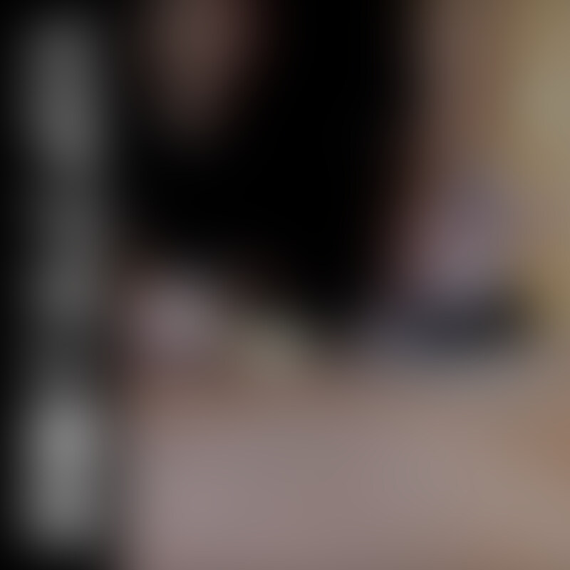 ※この動画は以下の動画のサブアングルです。
https://myfans.jp/posts/2cfe85da-e387-4fff-947d-0188d8c7b638
今回の作品は、お馴染みのあやちゃんの登場です。
今回は、M男の乳首をとことんいじる作品になっております。
M男の手を縛ってからの乳首責め!
まずは、爪先でサラサラと乳首をいじめたら、パウダーを使ってのフェザー乳首責め!
パウダーと相性の良いハケを使っての乳首責めでM男のわたしは悶絶しまくりました。。。我慢汁がマジで止まりませんでした。。。
さらにさらに、乳首についたパウダーをハケで落としたら乳首舐めです。。。
この時点で乳首は崩壊しているのですが、最後は乳首責めのおもちゃで乳首を永遠に責めながらのパウダー手コキ!
パウダーでサワサワと優しい手コキをされるのが気持ちよすぎてすぐ逝きそうになりました。。。しかも、タマをハケで刺激しながらの手コキ。。。
そこに言葉責めも加わって8回の寸止め!
痴女作品が好きな人にはたまらない作品になったと思います。
ちなみに、バニーちゃんの格好をしたあやちゃんがめっちゃかわいいです!
寸止め回数:8回
寸止め時間:約25分
射精回数:1回 (2/2)