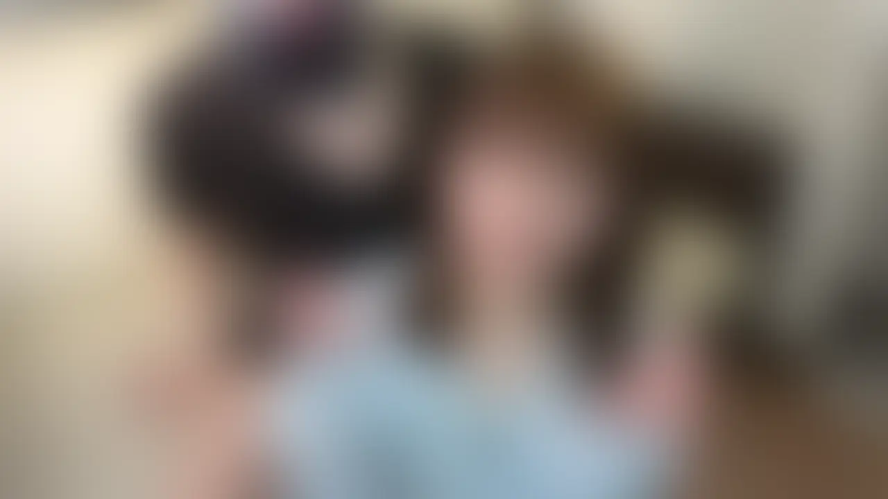 本編は顔出し💕お気にの監督さんとのハメ撮り動画🥰髪短いしパイパンじゃないころ🤣あたしのアカウントで出していいよって許可貰えたので出します💛このとき監督さんがブラウス忘れたって焦ってて面白かった😂 (2/2)