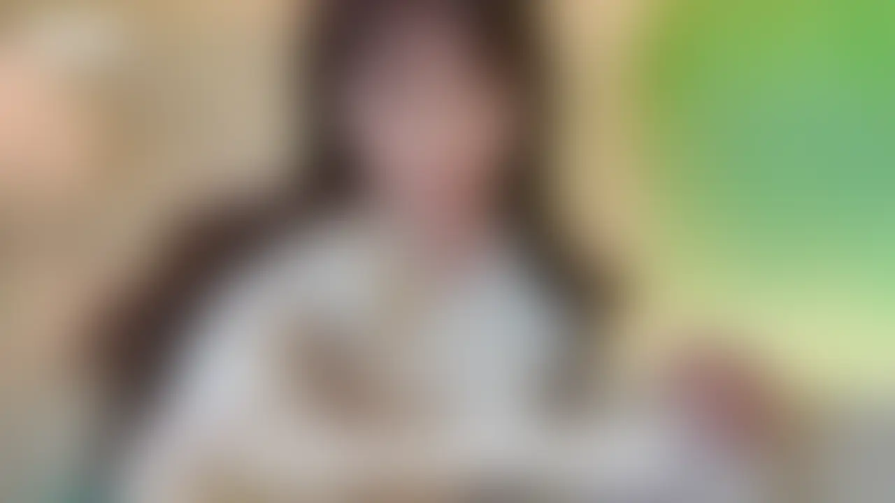 右上の「いいね💕」を押してから読んでくれると嬉しいです🥹

※顔出しありはこちら
https://myfans.jp/posts/e8688be7-113e-41c2-a230-93f55ec17e5f

こんにちは、あかりです🐣

今回は、私服姿でソファに座ったまま
バイブを使ったオナニー動画を撮影しました🫣

ふだんのお部屋、ふだんの服。
ちょっとラフな格好のまま、
「今日は…イきたくなっちゃった」って思って、
そのまま撮り始めちゃいました。

最初は、
ソファに座って、バイブを軽く当てるだけだったのに、
じんじん響く感覚に、
カラダがだんだん…反応しはじめて。

私服のスカートの中から、
バイブが奥に入っていくたびに、
太ももが震えて、腰が浮いて、
ついには声が漏れてしまって──

そのまま何度も、
カラダがビクンってなって、
我慢できないくらいイッちゃいました🫣

“特別じゃない私”が、
“本気で感じてる姿”、
ぜひ、のぞいてみてください。

あかり🐣 (2/2)