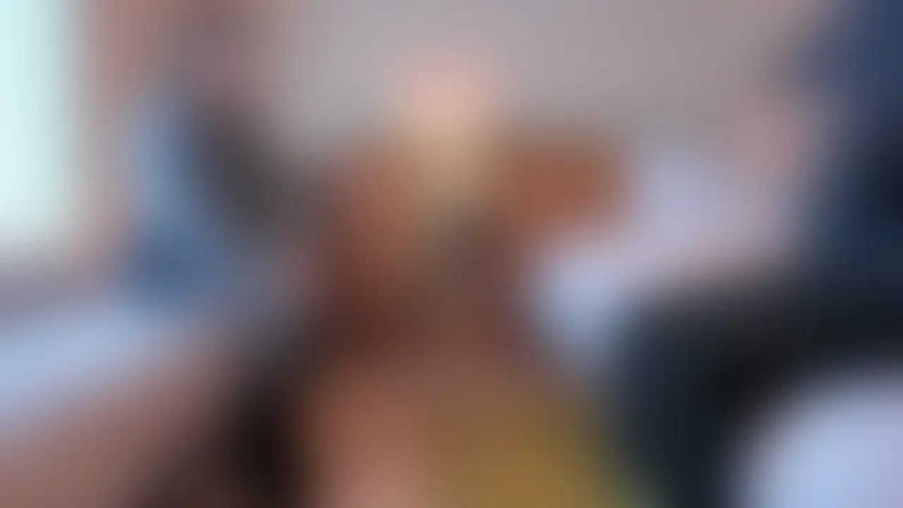 【カウンセリング】最近彼氏と処女卒したJDにマッサージしたら
本編は21日夜公開予定です。
今回フォームから連絡をくれたのは、3か月前に人生初めての彼氏ができて、その彼と処女卒したばかりというJD
今回来てくれたyちゃんは、ぱっちりとした目が可愛くて、よく笑う素敵な1X歳の女子大生。
なんと3か月前に人生初めての彼氏ができたばかりとのこと。
普段はレディース(結構ガーリーな)アパレルショップでバイトしているのと、最近共学になったという大学に通っていて出会いが少なかったので、アプリを通じて彼と出会ったそうです。
彼氏は同い年の大学生で、優しくて真面目で、凄く仲良しとのこと。
でも実は以前から僕のことをフォローしてくれていて、会いに行きたいと思ってくれていたそうですが、「処女で行くのは迷惑かも・・いつか処女卒して、壁にぶつかったらフォームから申し込もう」
と思ってくれていたところ、案の定?何度か経験した彼氏とのエッチではイケなくて、僕のところに来てくれました。
オナニーではイケるけど、彼氏とのエッチではイケなくて、しかも彼の前では演技してしまっているので、「彼氏はイってると思ってるみたい」と・・・
動画を見て、ちょっと半信半疑だけど、イケるようになりたい。動画のお姉さんたちみたいにエッチでイってみたいと期待を込めて施術を受けに来た彼女。
そんな彼女に施術したらどうなったか、続きは本編のキャプションで確認してください。 (2/2)