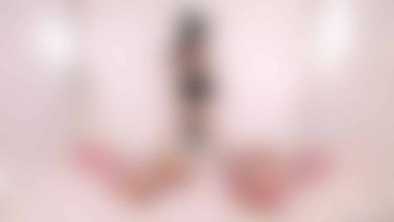 バーニーガールのコスプレでバルーンを踏んでクラッシュする (2/2)