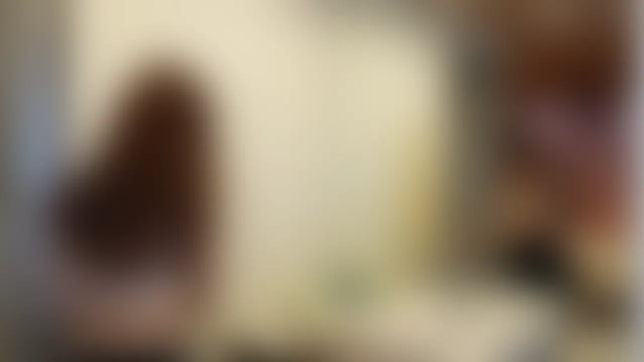 本編は完全顔出し。
SNSではどれだけ探しても決して見つからない“素の彼女”の表情を、この映像で初めて見ることができます。
元モデルで彼氏持ちの現役女子大生。
細身で洗練された雰囲気に、さりげなく覗くタトゥーが大人の美しさを引き立てる。
普段はクールで静かな印象なのに、二人きりになると少し照れたような柔らかな表情を見せる──そのギャップがとても印象的。
そして今回は、お風呂でのシーンが特に忘れられない。
湯気に包まれた空間の中で、彼女の雰囲気がふっと和らぎ、緊張がほどけていくのが伝わってくる。
髪をまとめる仕草、頬の赤み、湯気で少しぼやけた輪郭──
モデルのような整った顔立ちが、そこで初めて“素”に戻ったように見える瞬間がある。
クールだった彼女が柔らかく笑う、その一瞬一瞬が特別で、
彼氏の前でもSNSでも見せない“自然な顔”が丁寧に収められています。
⚠️ この映像はいつ非公開になるか分かりません
購入者は非公開後も視聴可能です。
華やかさの奥にある素朴さと、静かなまなざしの中に宿る柔らかさ。
現役女子大生が見せる“本当の素顔”を、じっくりご覧ください。 (2/2)