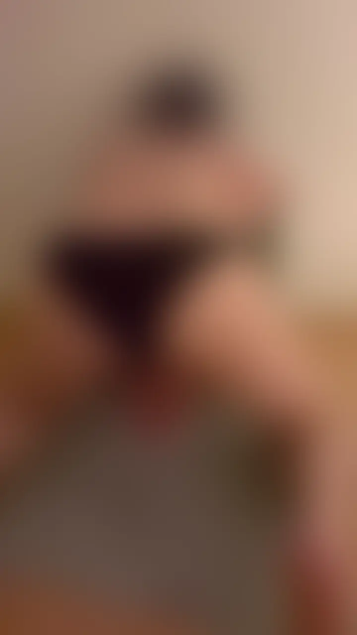 無様な体制で勢いも量もやばい潮吹き。 sample 1