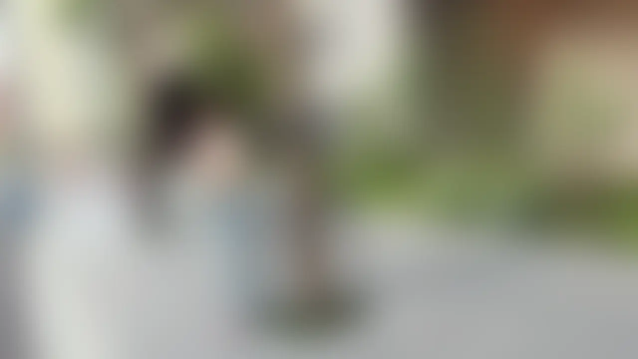 新宿界隈を縄張りにしているものです。

クラブでナンパしたチビ巨乳の女子大生としばらく連絡取ってて、また遊ぶことになった。
待ち合わせ場所に来た彼女は顔に汗かきながら、ハンディファンで抑えようって頑張ってるんだけど、
めちゃくちゃ汗かいてて恥ずかしそう。ｗ
学校帰りみたいで、「腹減ってる？どっか行く？」の問いにモジモジ。
優柔不断な感じも可愛い。
なんか、俺の家に行きたかったみたいでさ。
マジ可愛い奴じゃん。
俺も最終的にはそのつもりだけどさw
コンビニでお酒を買って、家に連れて来た。
飲みながら一服してグミもあげて、じわじわと効いてくる。
見た目は小柄でまだ制服も着れそうな可愛い顔してるんだけど、
脱がしたら巨乳でお尻も大きくて、めちゃくちゃエロい身体してるんだよね。

オナニーしてるって話からオナニー見せてってお願いしたら断られました。
だったらエッチしたいって言ってくるんだけど、オナニーも前戯の一部だろみたな適当なこと言って、
最初は嫌がってたんだけど、なんだかんだでやってくれましたw
可愛いJDのオナニーを目の前で見れるなんて最高だよね。
途中からバイブも突っ込んで、2点責めでいじめちゃうw
玩具遊びして、まったりしてるところに俺の友達が遊び来ちゃって、、、
女も最初は警戒していたんだけど、一緒にチルったらすぐ打ち解けてきて、、、

俺が友達の前でイチャイチャを仕掛けて、徐々に女をピンクな気分にしていく。
知らない男の前で恥ずかしそうなんだけど、鼓動がドクドクしているのがわかる。
初めての見られながらで、しっかり濡れちゃってるじゃん。

そのまま友達にもクンニさせちゃって、3人でする展開に。
交代交代でハメまくって、顔中ザーメンまみれにしてあげたよw

それ以降連絡が返って来ないんだけどねw
女ってむずい。 (2/2)