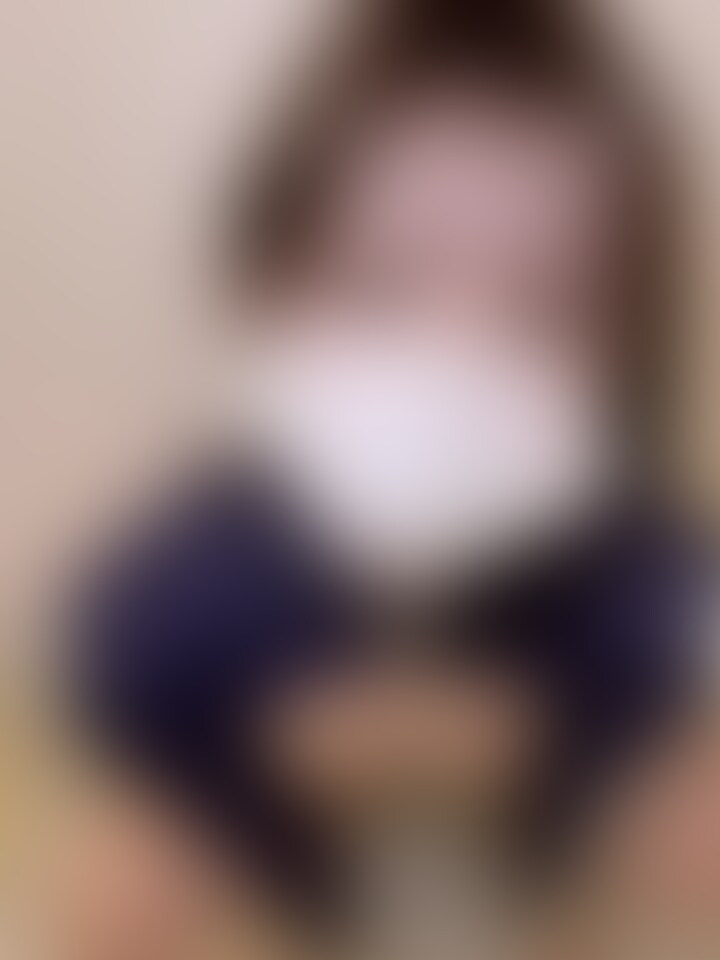 えろ蹲踞ポーズで舌見せ💓
涎だらっだらで、見せてるだけですっごい興奮して
おまんこいじりだしちゃって…
ぶっといディルドぺろぺろしたり喉奥まで咥えて
気持ちよくなっちゃってます (2/2)