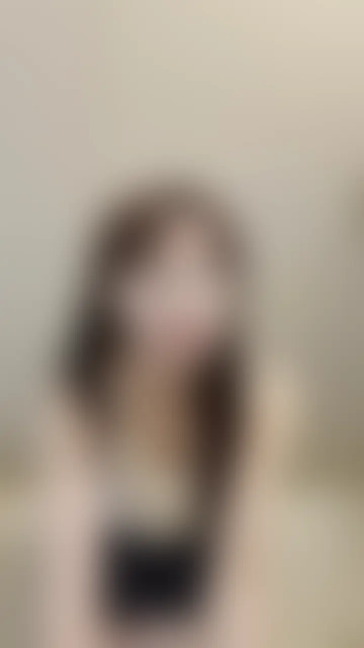 おしっこと母乳💜我慢しながら電マ使ったら、母乳もおしっこもいっぱい出しちゃって大惨事💦
右側の【いいね】や【保存】もしてくれたら嬉しいです🥰
あやねです🤍
お掃除をしてたんですけど、1人の時間だったしで
急にえっちな気分になっちゃったんです…
お手洗いに行きたい時だったんですけどね💦
でもそこから手が止まらなくなって、
こっそり持ち込んでた電マを使って…
お掃除したのに母乳と、おしっこまで…😱😱 (2/2)