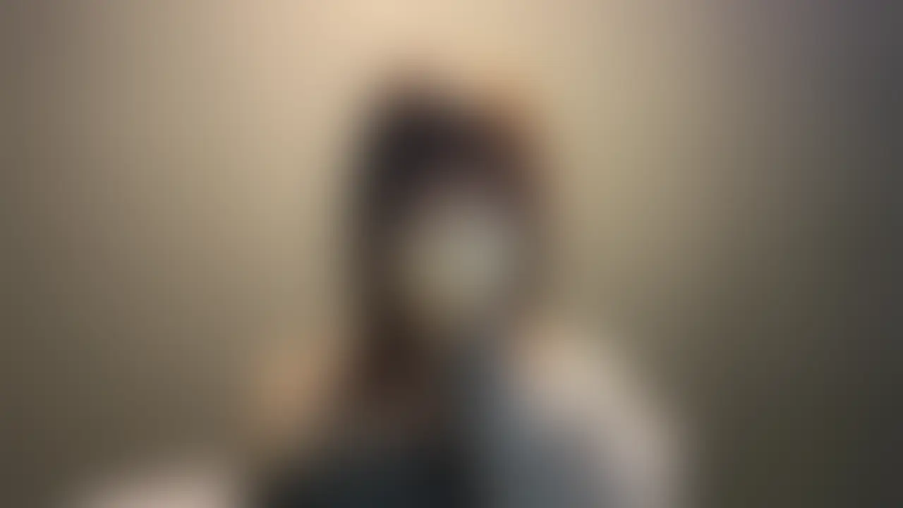 21歳の女子大生。
普段はマスクで目元だけを見せるスタイルでSNSに登場している地雷系の雰囲気の女の子。
久しぶりに会った彼女は、画面越しとはまた違う柔らかい空気をまとっていた。
見た目は少しミステリアスで儚げなのに、話し始めるとおしとやかで丁寧。
その一方で、ふとした瞬間に見せる積極性や、小悪魔のようなSっ気のある表情が印象的で、彼女らしい魅力をより引き立てている。
マスクでは隠れていた八重歯がちらりとのぞく笑顔は、思わず目を奪われるほど可愛らしい。
普段のSNSでは決して見られない、“素顔に近い表情”が切り取られた映像になっています。
⚠️ この映像はいつ非公開になるか分かりません
購入者は非公開後も視聴可能です。
地雷系の外見と、丁寧な性格、そして気まぐれにのぞかせるSっ気──
そのすべてが詰まった21歳女子大生の自然体の魅力をお楽しみください。 (2/2)