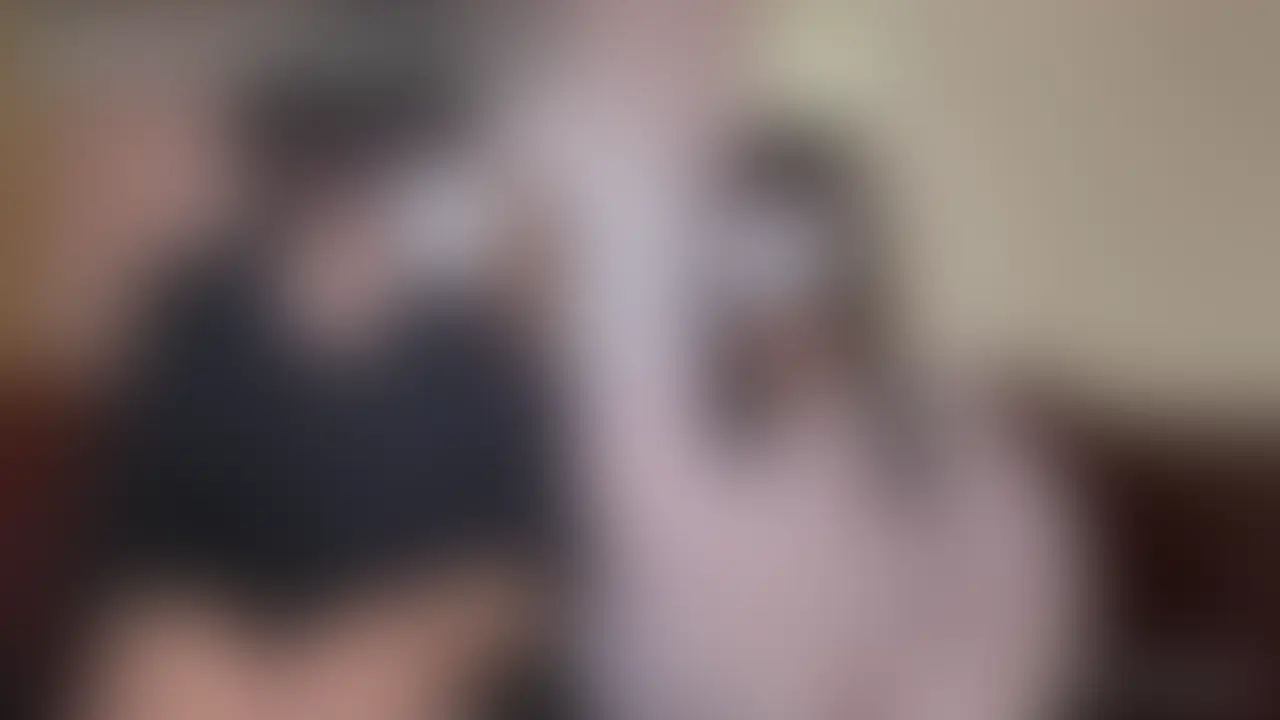 見た目地雷アイドル系なのに、実は新米限界美容師としてハードワークしている21歳一人暮らしの生活。
________
本編は近日公開!!
________
今回登場してくれたのは、みゆ(21)。
関西在住の一人暮らし。美容師になってまだ1年目。アシスタントとして、毎日サロンに立っている女の子です。
黒髪ロングにどこか幼い印象のある顔、メンヘラ地雷系気味なファッション、アイドル系っぽい雰囲気もあります。
ただ、話してみた第一印象はわりとクールな感じでした。
口数は多い方ではないし、テンションもわりとマイペース。緊張していたのもあるかもです。
ただ、よくよく話しを聞いてみると意外と真面目というか、純粋というか。
なんと言っても彼女は美容師1年目。
想像以上にハードな毎日で朝から夜まで立ちっぱなし。
昼ごはんをゆっくり食べる暇もないとか。
休みの日は疲れてるので、趣味らしい趣味も楽しめず。
唯一の息抜きが、女の子アイドルの音楽を聴いたりライブに行ったりすること。
「キュルリんってしてみて」や「=LOVE」が好きらしいです。なるほど、確かに見た目がそっち系のアイドルに影響受けてそうな感じ。
恋愛の話になると、さらに彼女の“素”が見えてきます。
元カレは2人。どちらも長続きはしなかったそう。
恋愛にガツガツするタイプではなく、どちらかというと受け身。
経験人数は3人。夜職経験もなく。
元カレともあんまり長続きしてなくて、とにかくトータルセックス回数がかなり少ない印象です。
エッチ自体は好き寄りだけども、好きな対位も性感帯よくわからないと言ってました。
....これは実質処女と言っても過言ではありません。エッチするのも半年だか1年ぶりとか言ってたし。
そうなんです、見た目ちょっとびっちっぽいけど、なんというか、話を聞けば聴くほどみゆちゃんのう純粋さが見えてきます。
3人兄妹の真ん中で育ち、家族仲、兄弟仲は良好。
一人暮らしを始めたときにはホームシックになるほど。
なんだかんだ、美容師になれるぐらいの努力はできるし、厳しい状況の中でもちゃんと踏ん張って仕事を続けている。
か弱そうな外見とは裏腹に、中身は意外としっかりしてそうです。
ただ、正直この段階ではハズレが来てしまったか〜と思いました。
なんせ、エッチの経験が少なすぎるし、開発もされてなさそうだったし。マグロかな〜と。
しかし、その心配は杞憂に終わります。
エッチに興味がないマグロじゃなく、ただただうぶで、純粋で、性の扉が開いていないだけの女の子だったのでした。まぁそこに関してはサンプルや本編に譲りましょう。
このインタビューは、今、美容師見習いとして生きる等身大の女の子を、そのまま切り取った記録です。
本編では、このインタビューの続きに、
また違った表情、違った一面が見えてきます。
まずはこの25分。みゆという女の子を知るところから始めてみてください。 (2/2)