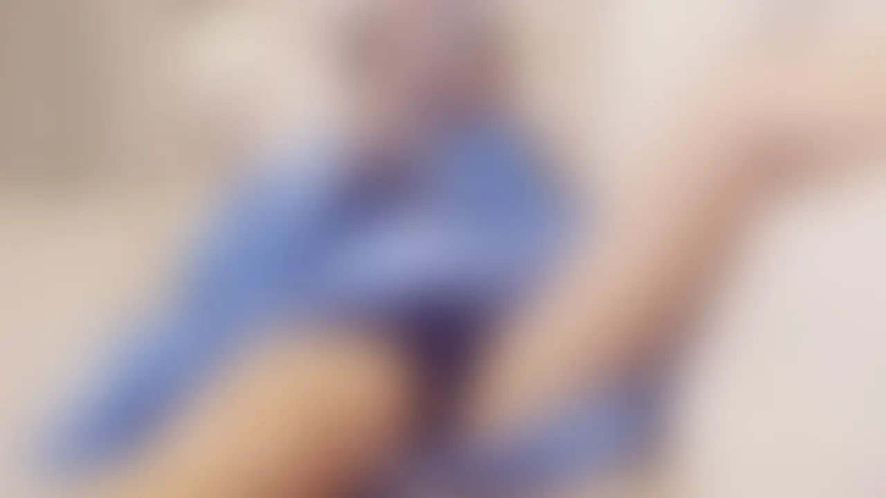 [reira 妄想#050-056] 気づかないまま、距離が崩れていく


帰宅して、
ソファでくつろぐ。

それだけの、
いつも通りの時間だった。

スマホを見ながら、
少しずつ姿勢が崩れていく。

最初は、
ほんの小さな違和感だった。

でも、
それを指摘することもなく、
見て見ぬふりをしているうちに、

気づけば、
前とは違う距離になっていた。

彼女は変わっていないのに、
空気だけが変わっていく。

どこからおかしくなったのか、
もう思い出せない。

ただ、
戻れないところまで来てしまったことだけは、
はっきり分かっていた。 (2/2)
