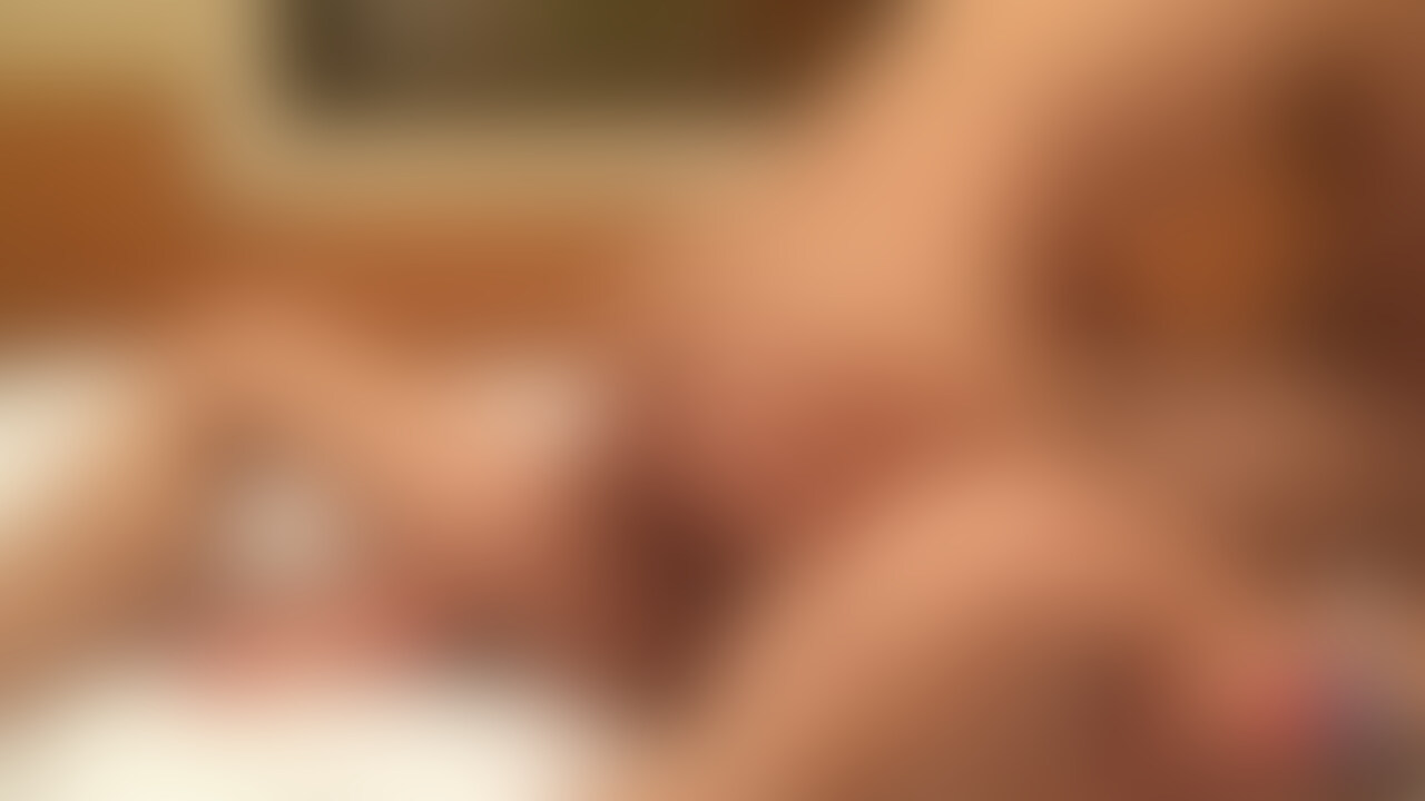 パンティ見て!と言われたので期待に応えました。239
白い可愛いパンティ見て!と言われて、お尻を撫で撫で。
勃起したのでパンティを脱がしてクリを刺激しました。
クリを刺激されながらフェラをしますが、
快楽に負けてオーガズム!
フェラがなかなかできないほど気持ちよくなっています。
ズル剥けペニスを騎乗位で挿入。
ビクッとイッちゃいました。
騎乗位後半は嫁が攻めますが、夫のピストンで何回もオーガズム。
寝バックでお尻に射精でフィニッシュです。
ドロドロ精子が出てきました。
<プレイ内容>
オーガズム、手コキ、正常位、騎乗位、寝バック、射精
サイズ:HD 631MB 約36分 (2/2)
