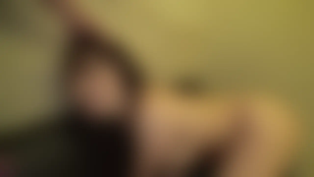 清楚系お姉さんが豹変するエロさ、ギャップ、責め、巨乳、全部好きな人には間違いなくオススメです!
今回のハメ撮りは清楚で上品な雰囲気なお嬢様!でも話してみると彼氏がいるのに経験人数15人超えの浮気SEXオッケーなドM巨乳だなんてマッチングアプリは最高ですね(笑)
マッチングアプリで出会ったYちゃんは見た目の第一印象はまさに“お嬢様”なんですが、脱いだ瞬間に現れるGカップの爆乳&ムチムチボディが強烈すぎて目が離せません!白くて柔らかそうなふわふわとろとろのおっぱい、しかもパイパンでキレイな肌がより際立っています。小さな乳首と乳輪がおっぱいの美しさをさらに引き立てていて、ここは素直に射精です…!
責められるのが大好きなドM気質で、イラマチオやスパンキングはもちろん、腋舐めやアナル舐めまで何でも受け入れちゃうその性癖の奥深さ(笑)行為中、とろ~んとした目で気持ちよさに没頭する仕草は本当にエロくて、責め好きの人なら絶対に何度も抜けるはず!!
笑顔が可愛くておっとりしてるのに、ベッドの上では凄くエッチな素人ちゃん。ムチムチ爆乳の美人さんが本気で感じて乱れる姿に、ハメ撮りしているこちらも理性を保つのに必死!
ニッチな責めまでしっかりハメ撮りしてあるので、いろんなフェチの人も大満足できるリアルな内容です!ぜひお楽しみください!! (2/2)